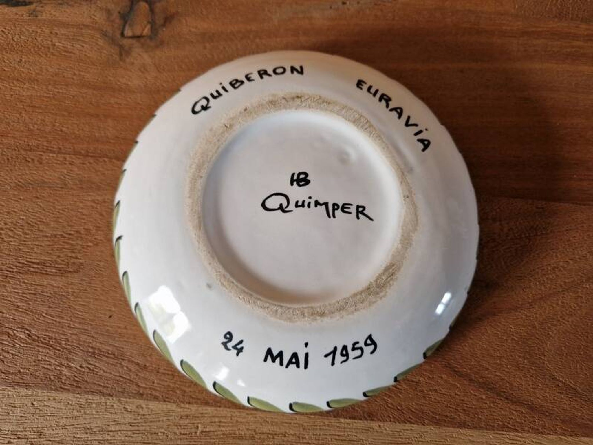 HB Quimper earthenware ashtray - Decorated with a Breton woman - Marked on the back Quiberon Euravia 1959