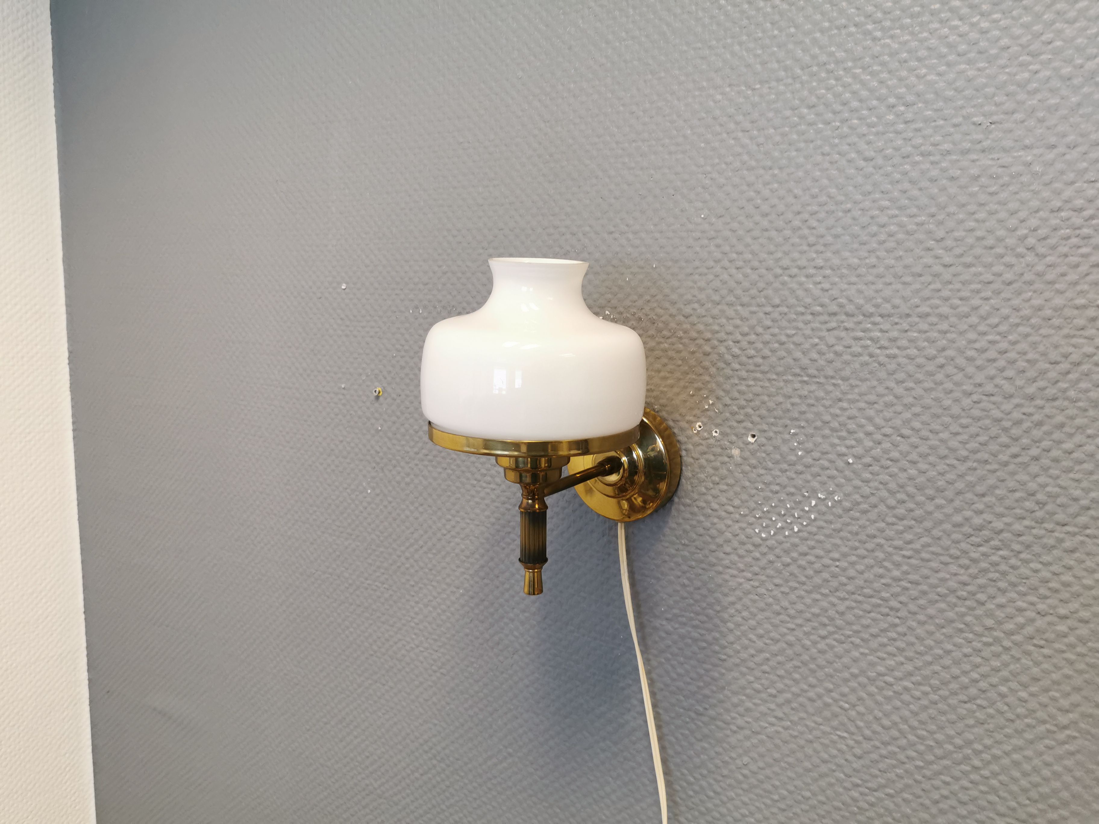 Older wall lamp, in metal, brass and milk-white glass