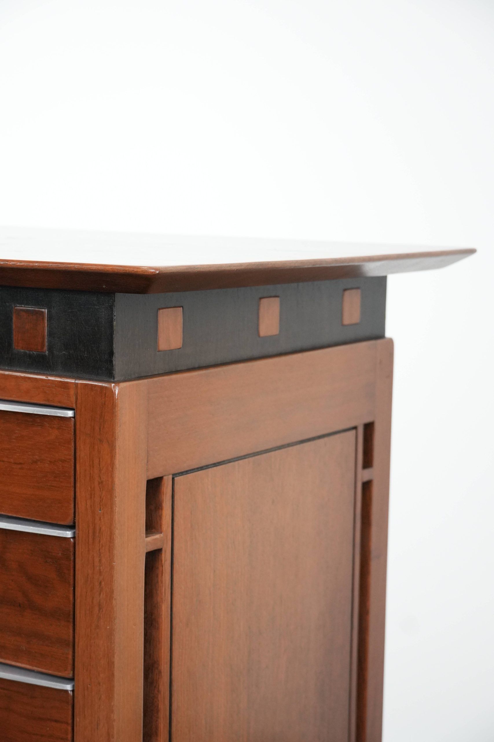 Beautiful Art Deco design chest of drawers with 7 drawers