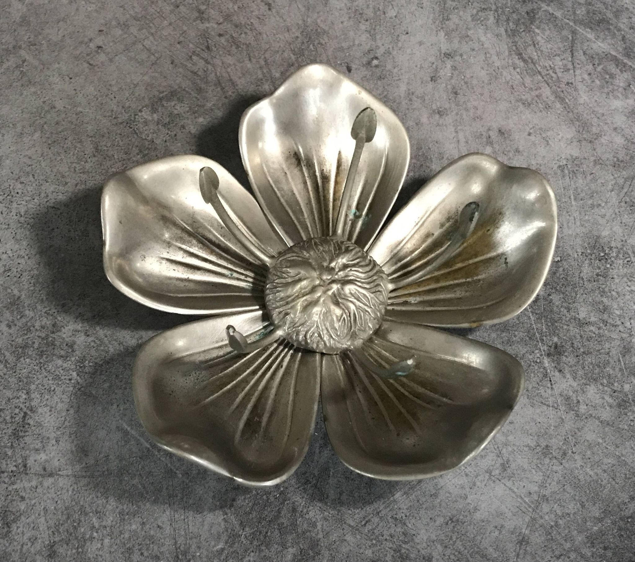 Vintage lotus flower ashtray with 5 removable petals in silver metal