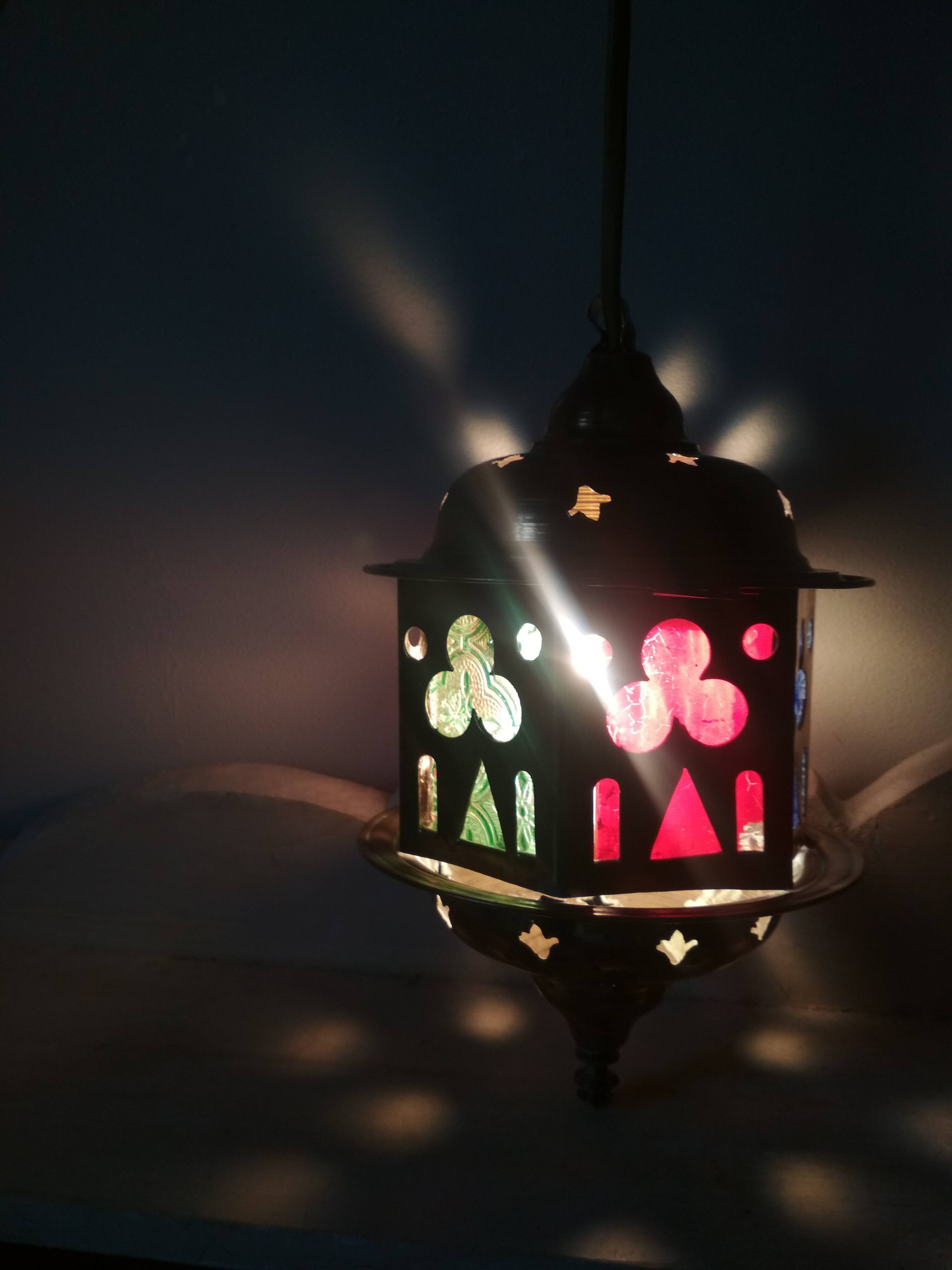 Suspension lantern in moucharabieh brass, colored windows