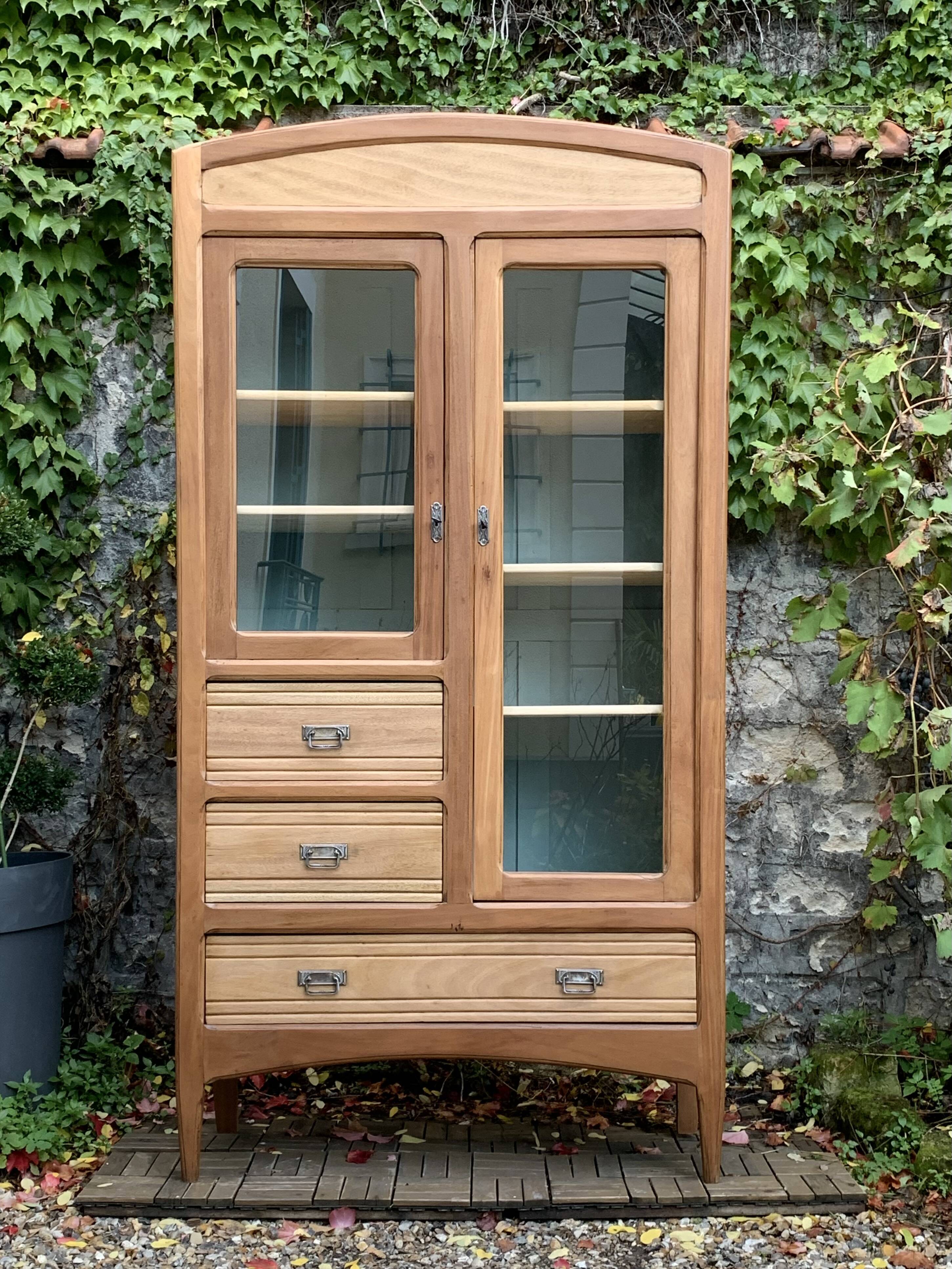 Armoire parisienne d’hôtel vitrée bois brut 1930