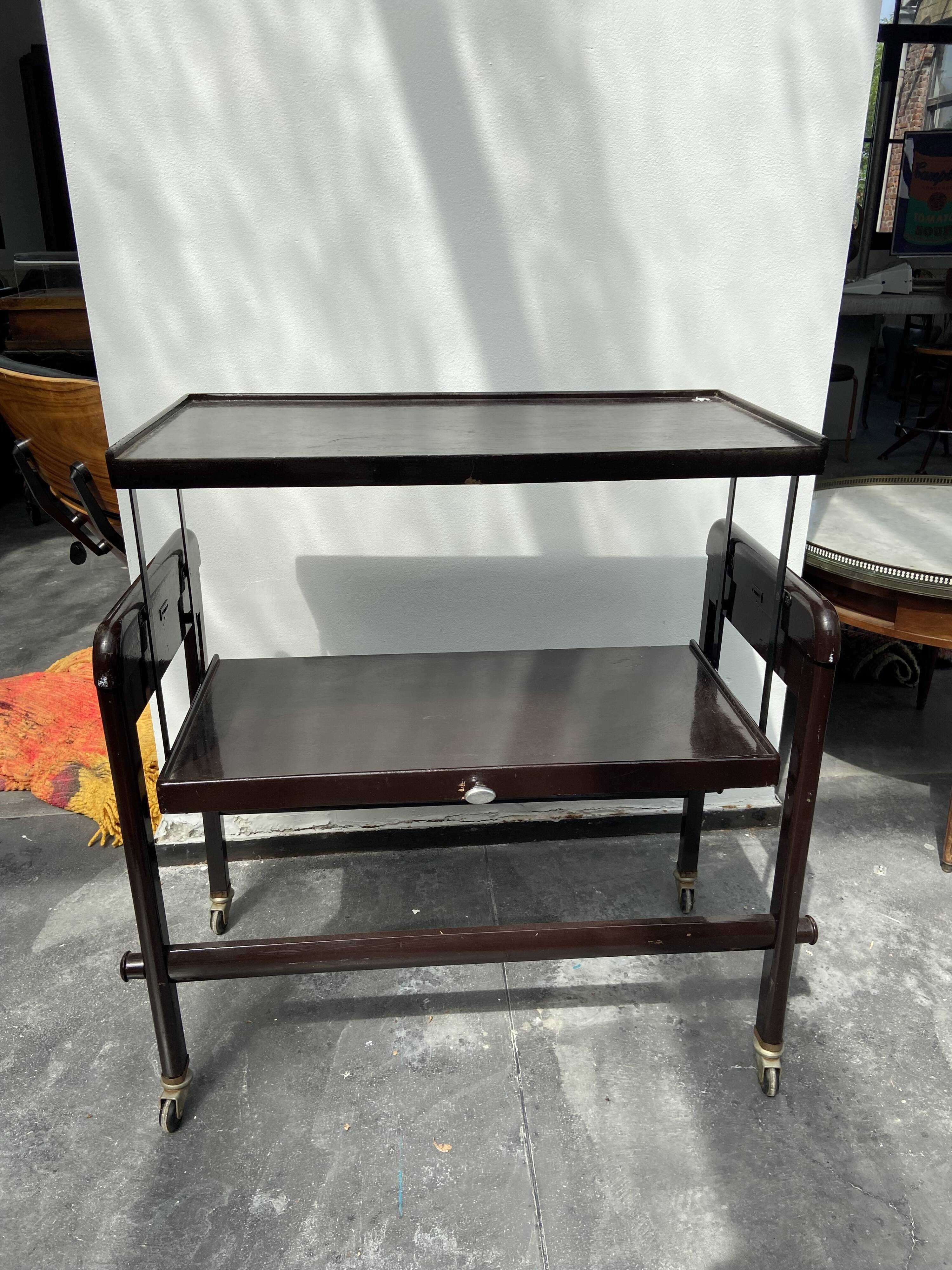 Rolling service with removable tray