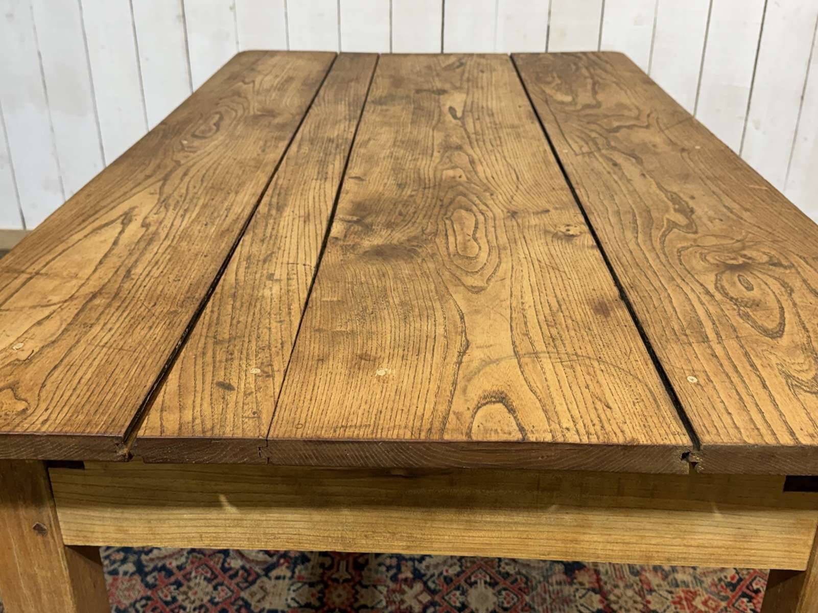 Extendable oak table from the 1930s with Gothic decoration.