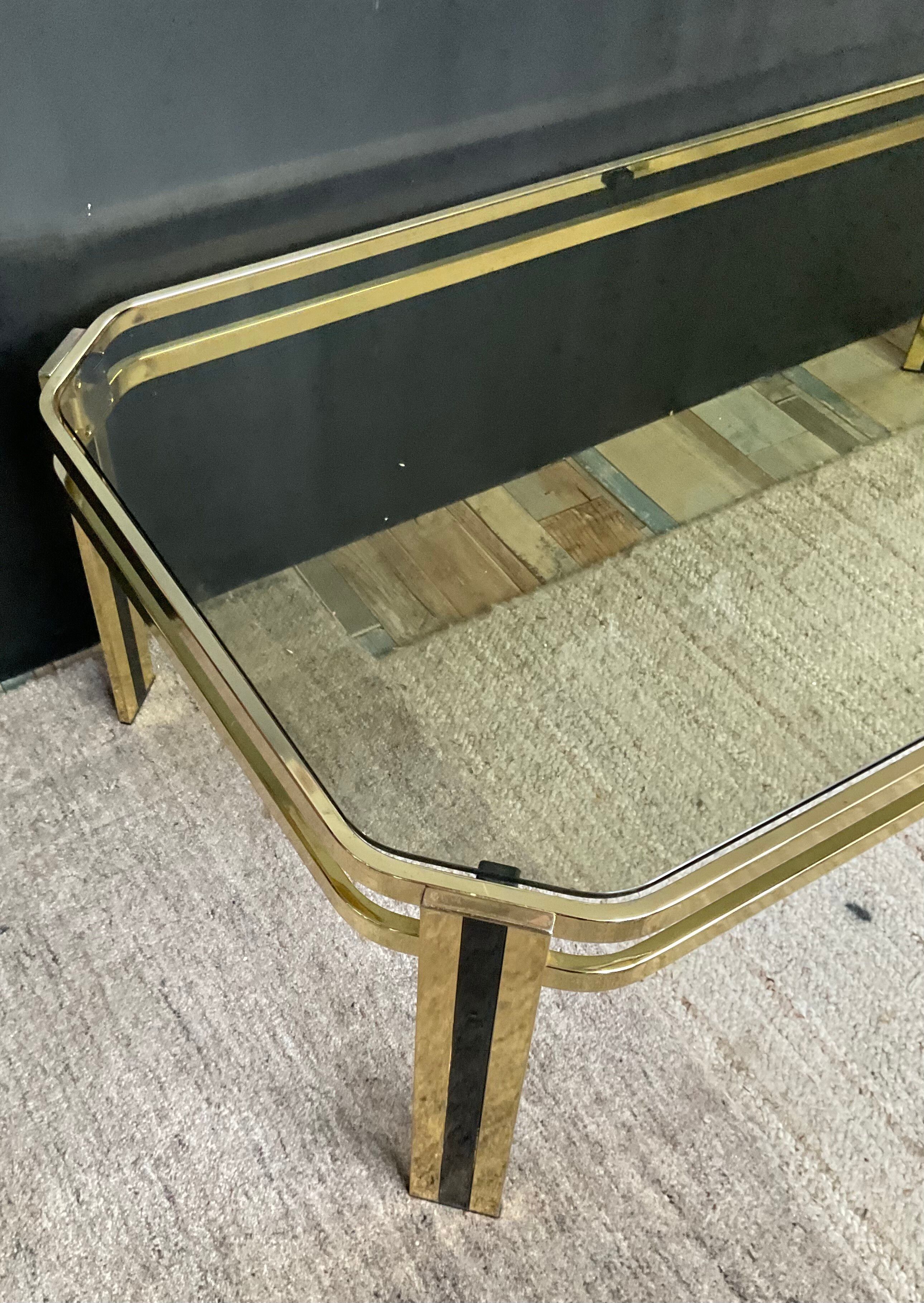 Table basse vintage années 70 en métal doré et verre fumé