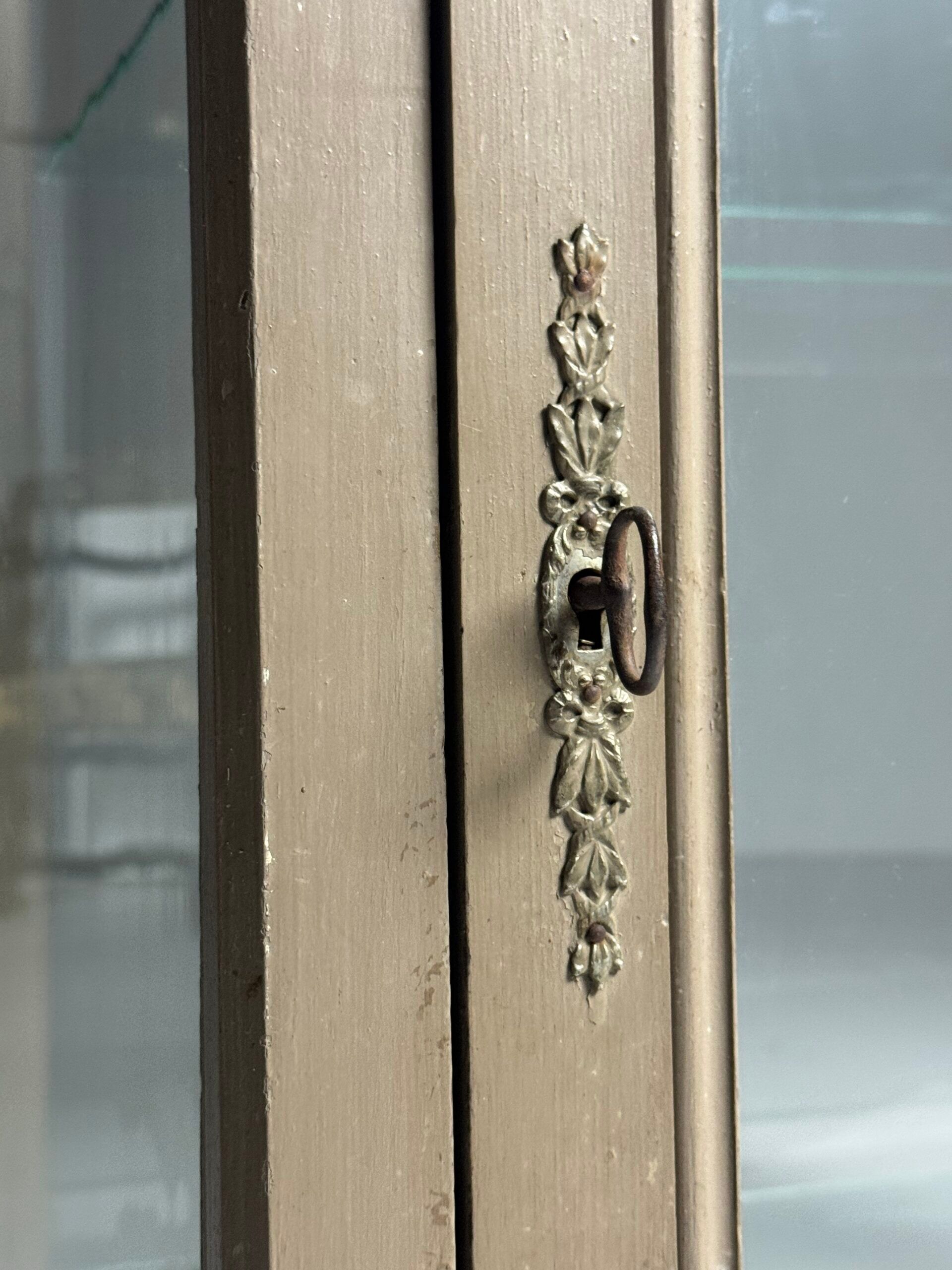 Vitrine française du début du 20e siècle grise