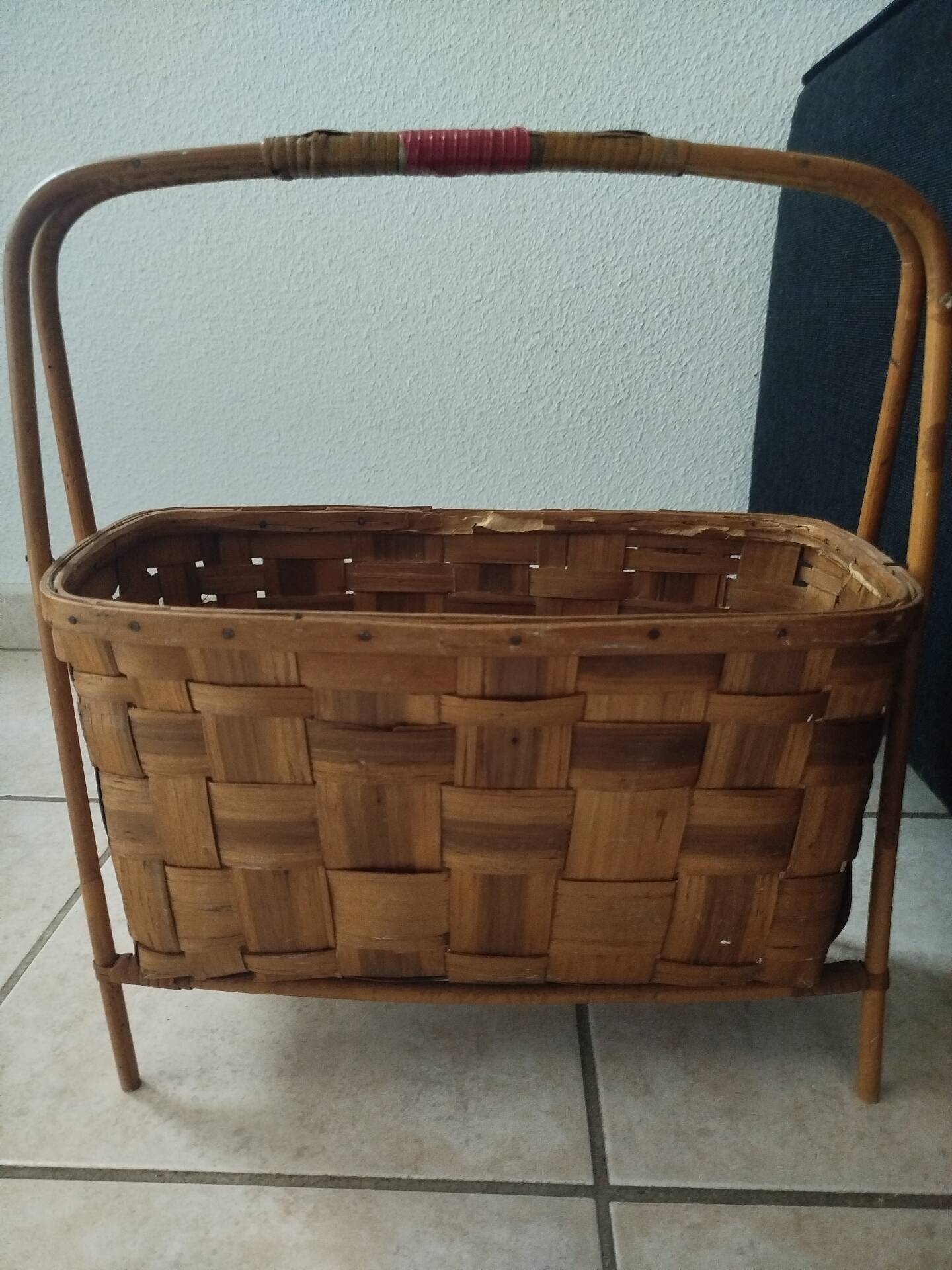 Vintage magazine rack in rattan/wood