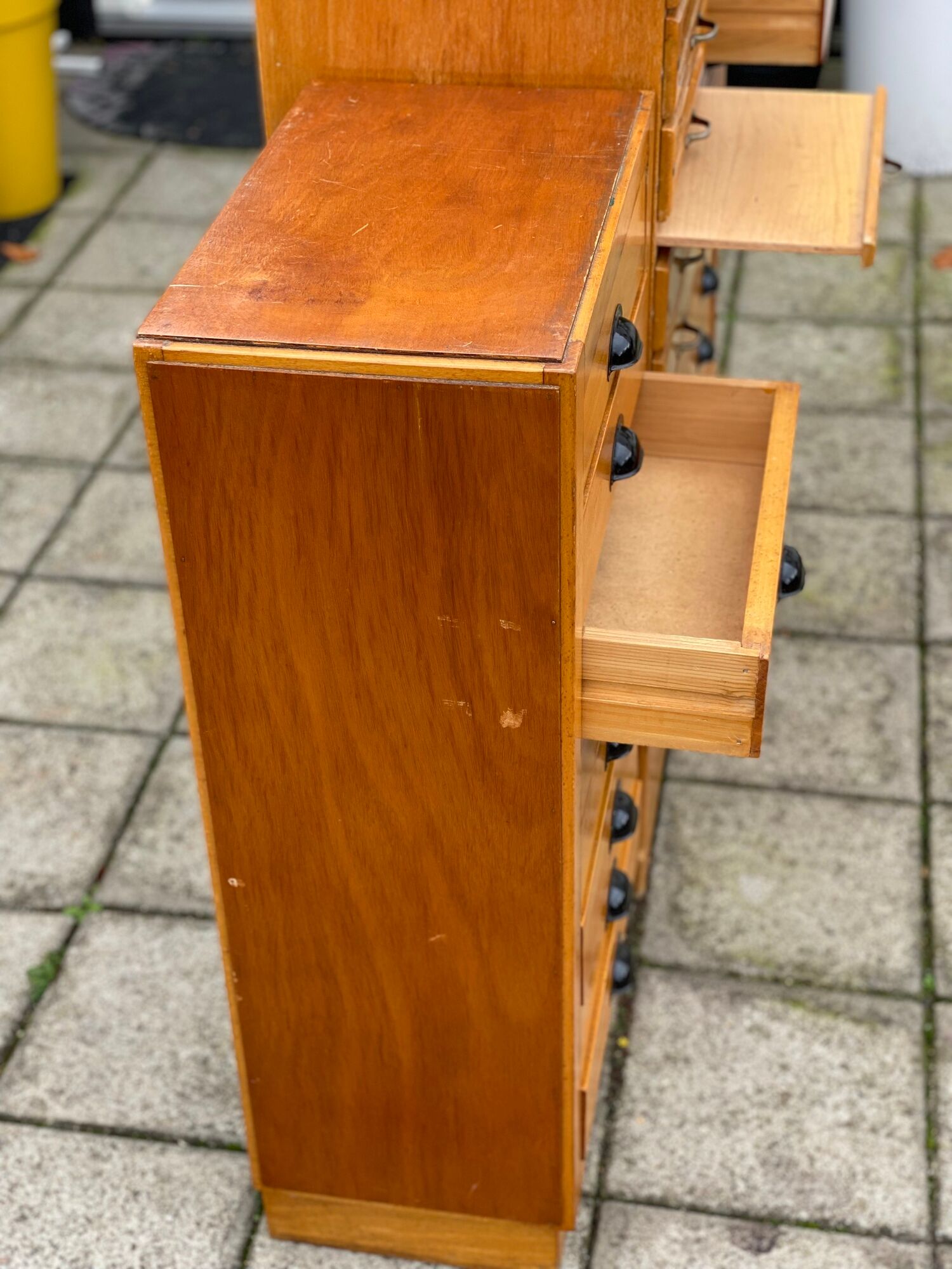Trio vintage d’armoires en bois de pin allemand
