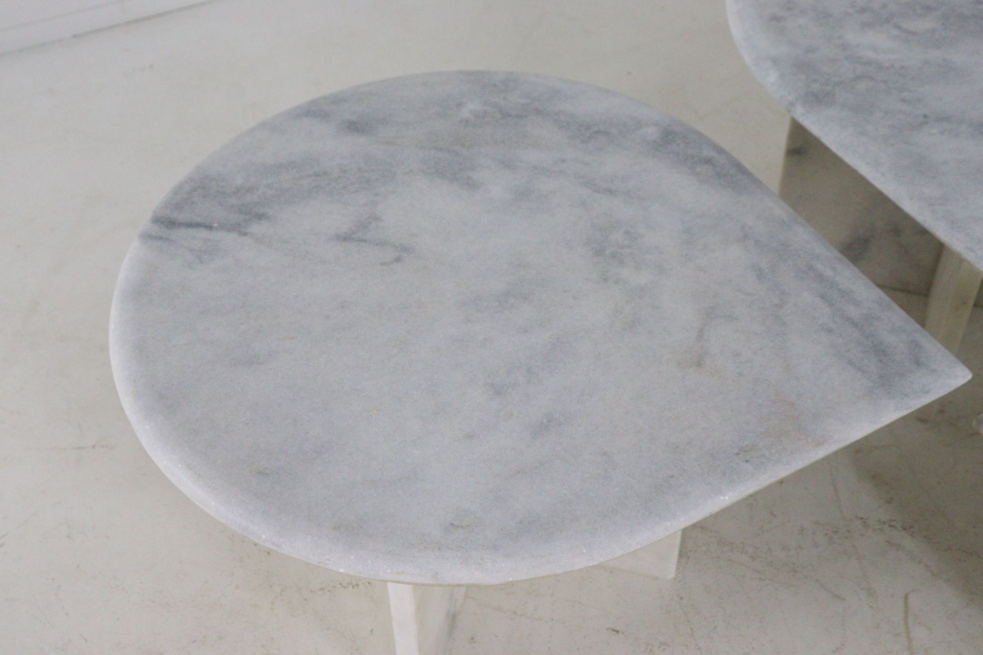 Ensemble de 3 tables d'appoint en marbre en forme de goutte d'eau, table basse vintage.