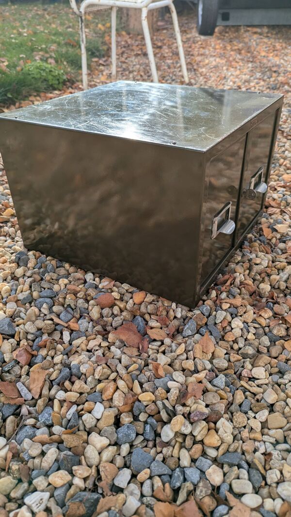 Petit meuble de rangement industriel
