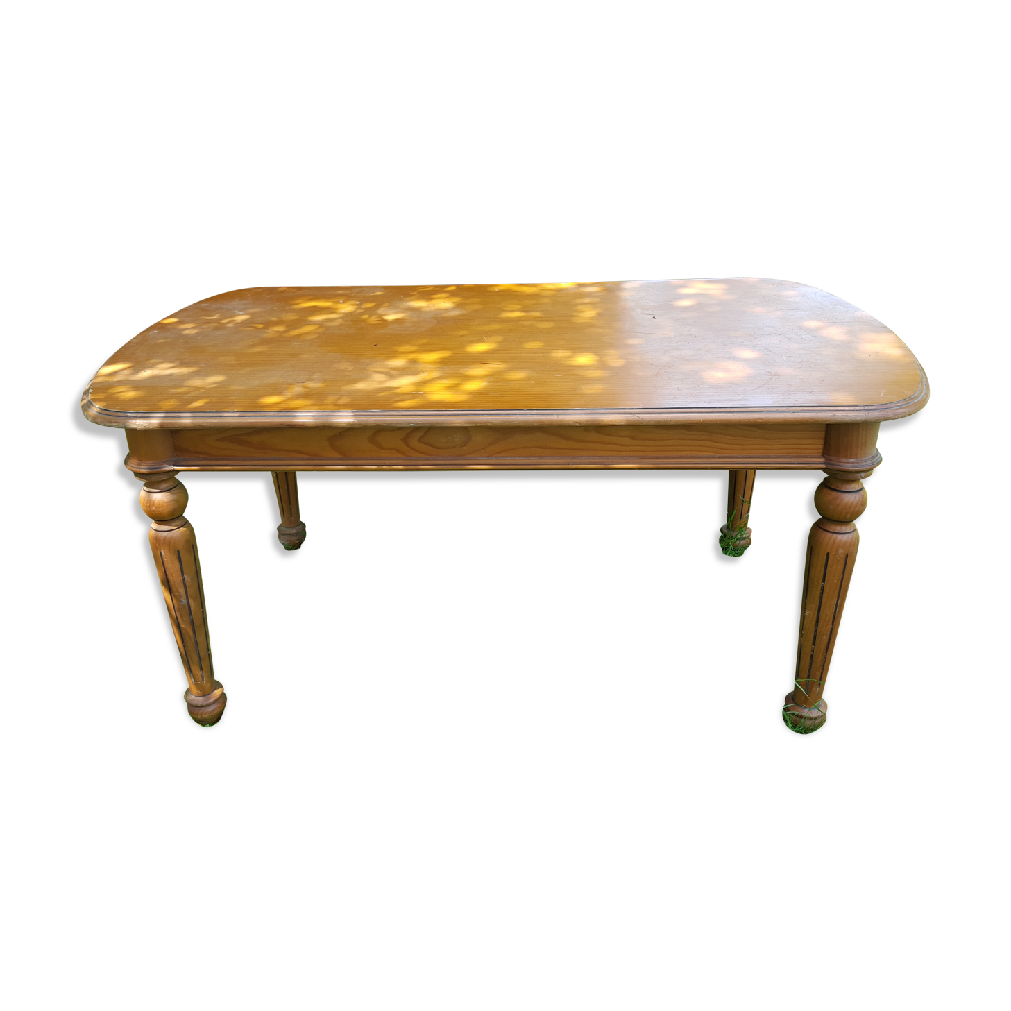 Country table fluted feet and turned