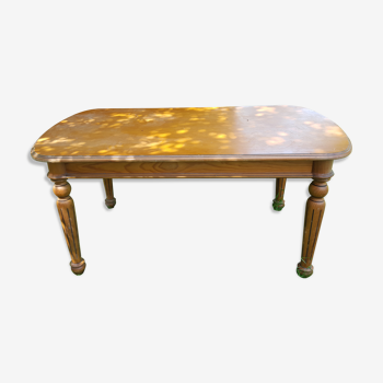 Country table fluted feet and turned