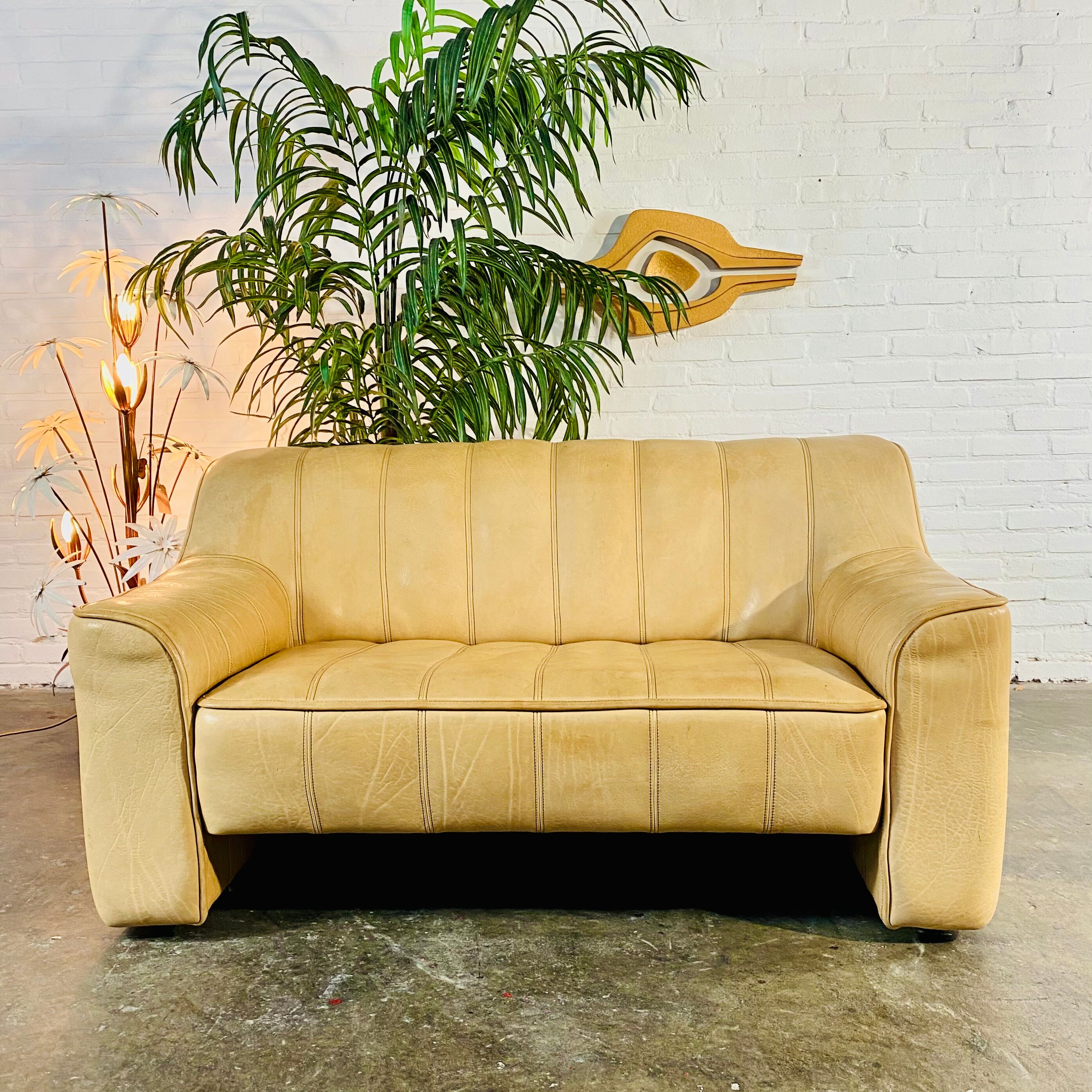Swiss extendable 2-seater camel leather DeSede DS-44, 1970s.