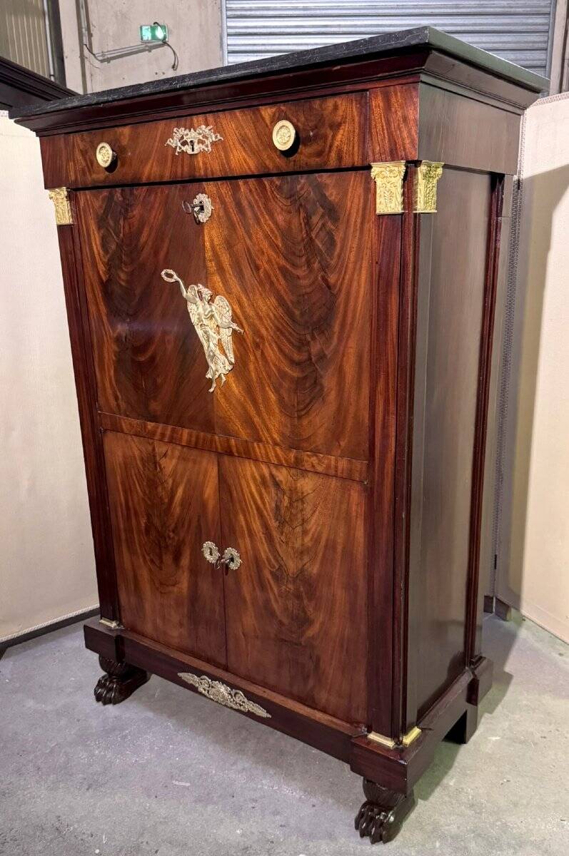 Rare secrétaire époque Empire en acajou a quatre colonnes surmontées de cha