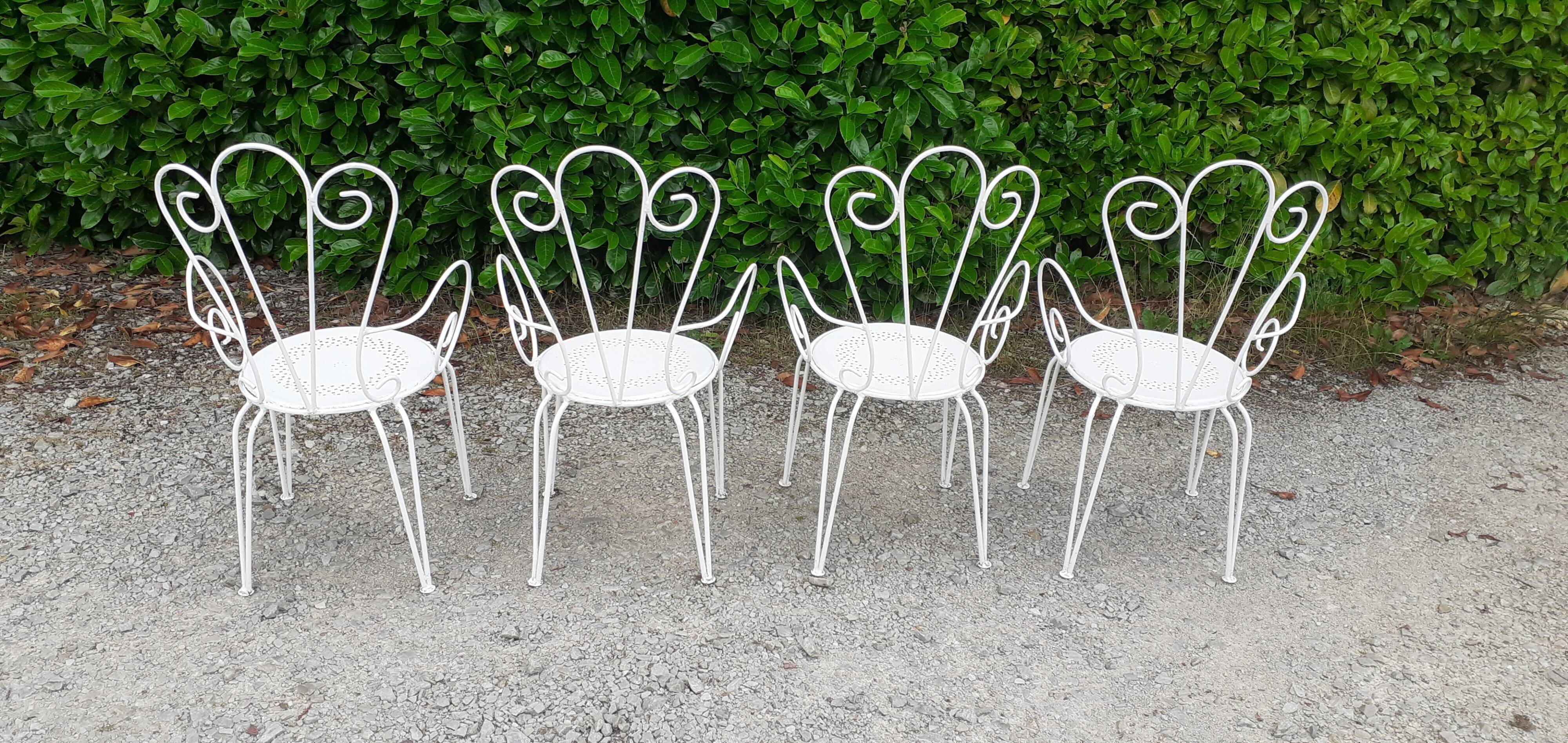 Garden furniture 1 table 4 armchairs in old white wrought iron.