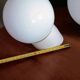 Paire d'appliques boules en verre opalin
