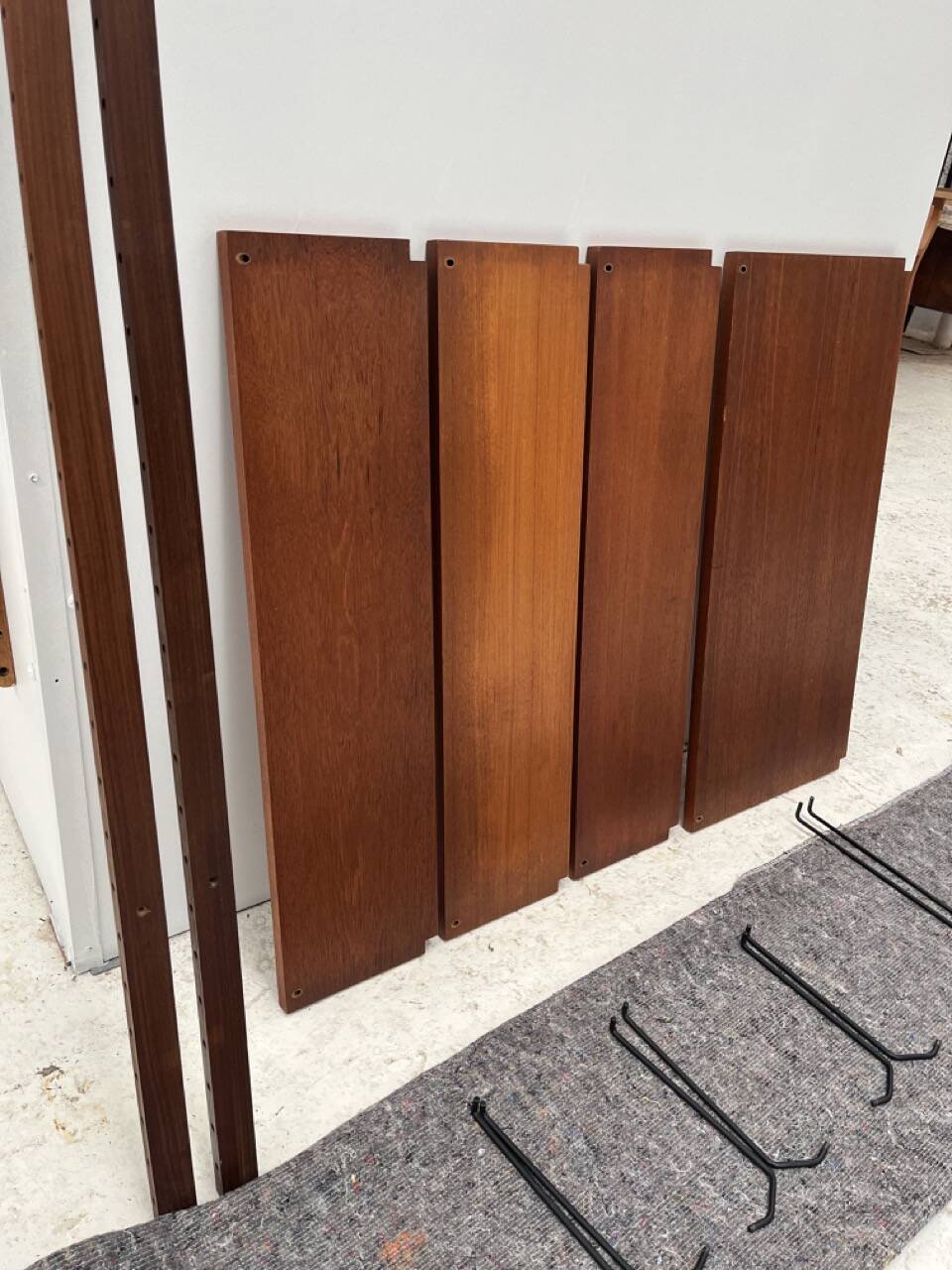 Meuble mural par P. Cadobvius