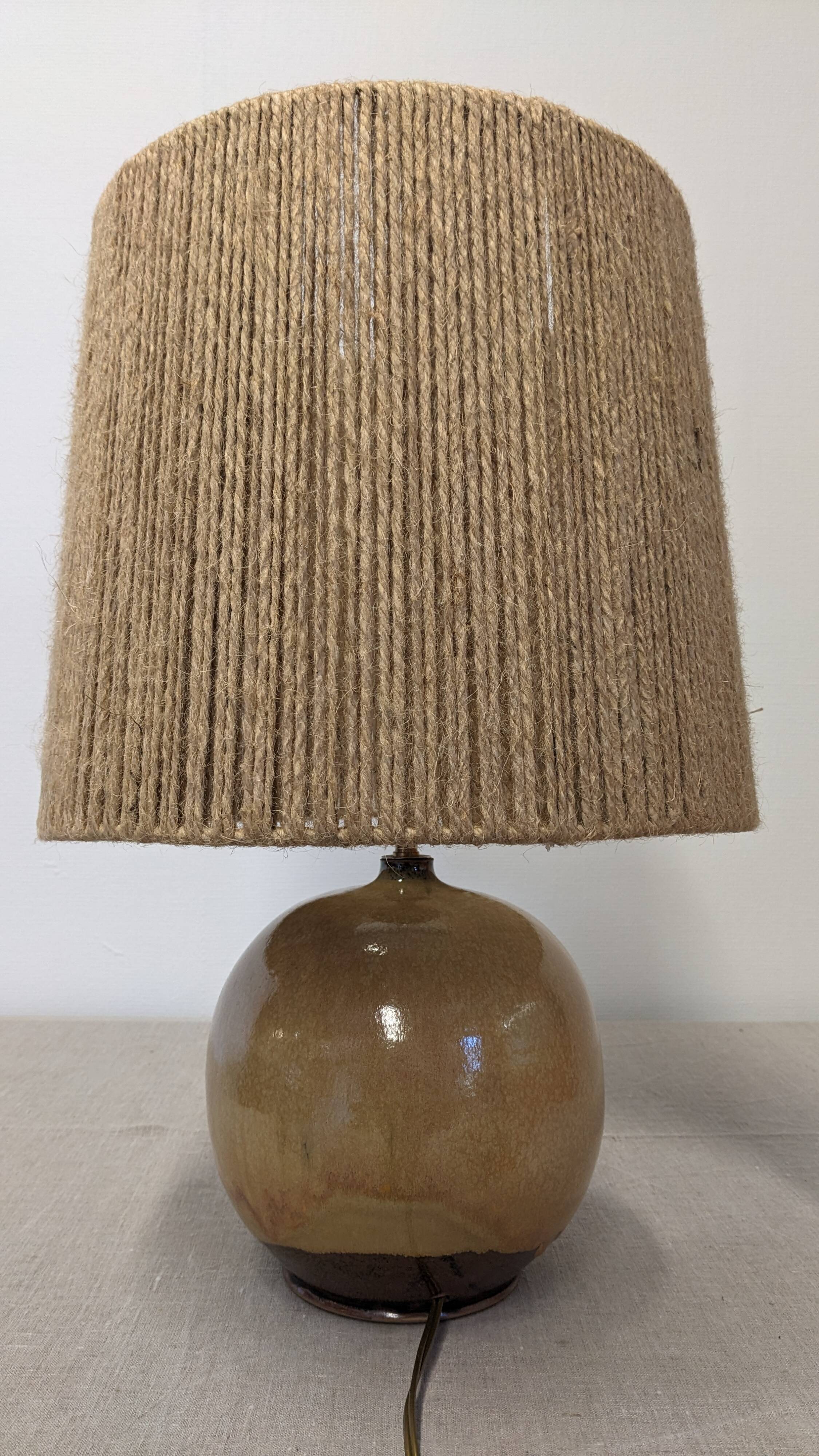 Vintage ball lamp in enamelled stoneware and jute rope
