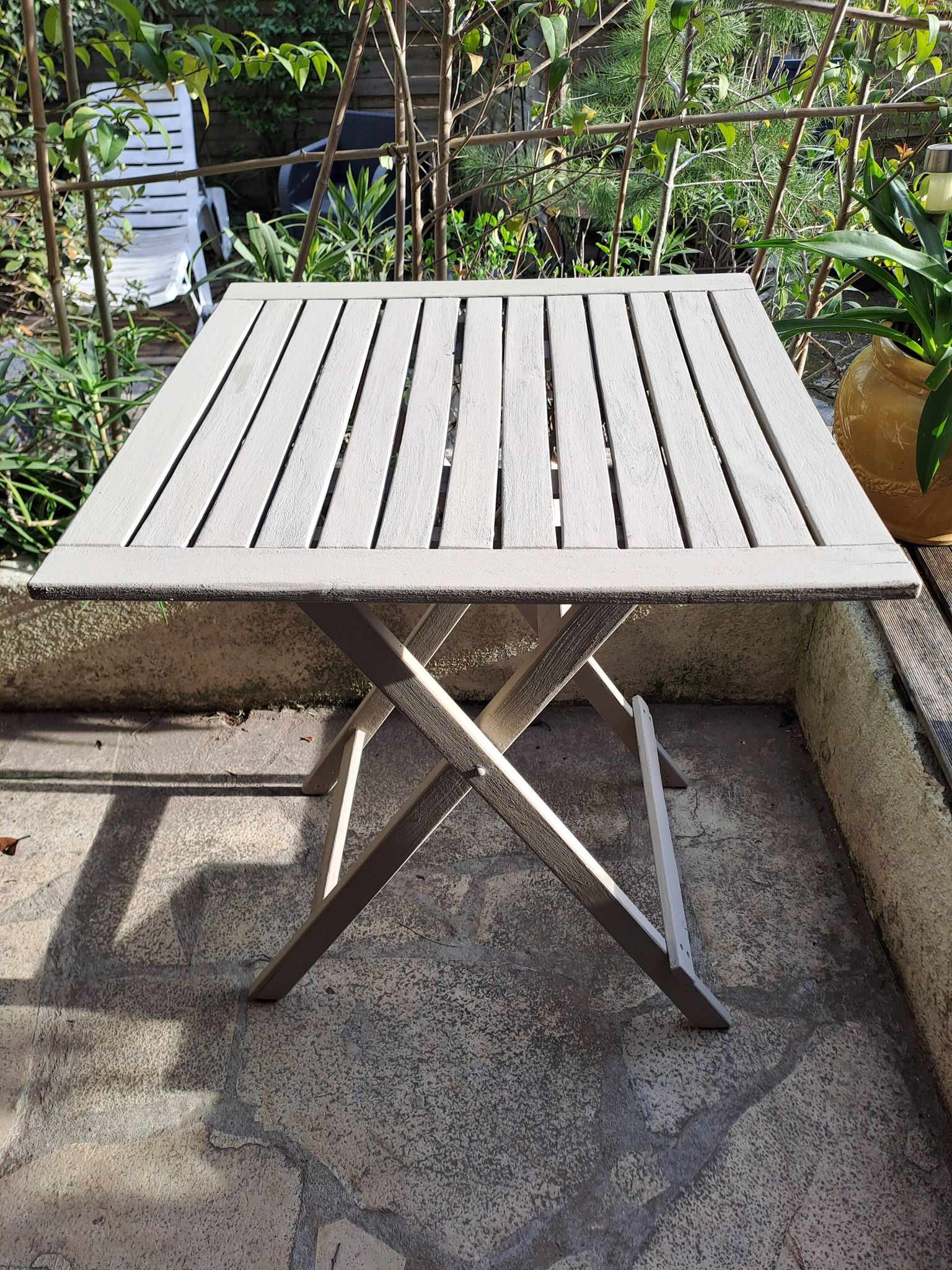 Table jardin pliante en bois peinte en beige grisé carrée