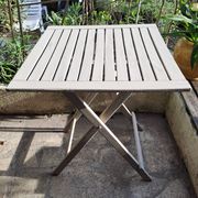 Table jardin pliante en bois peinte en beige grisé carrée