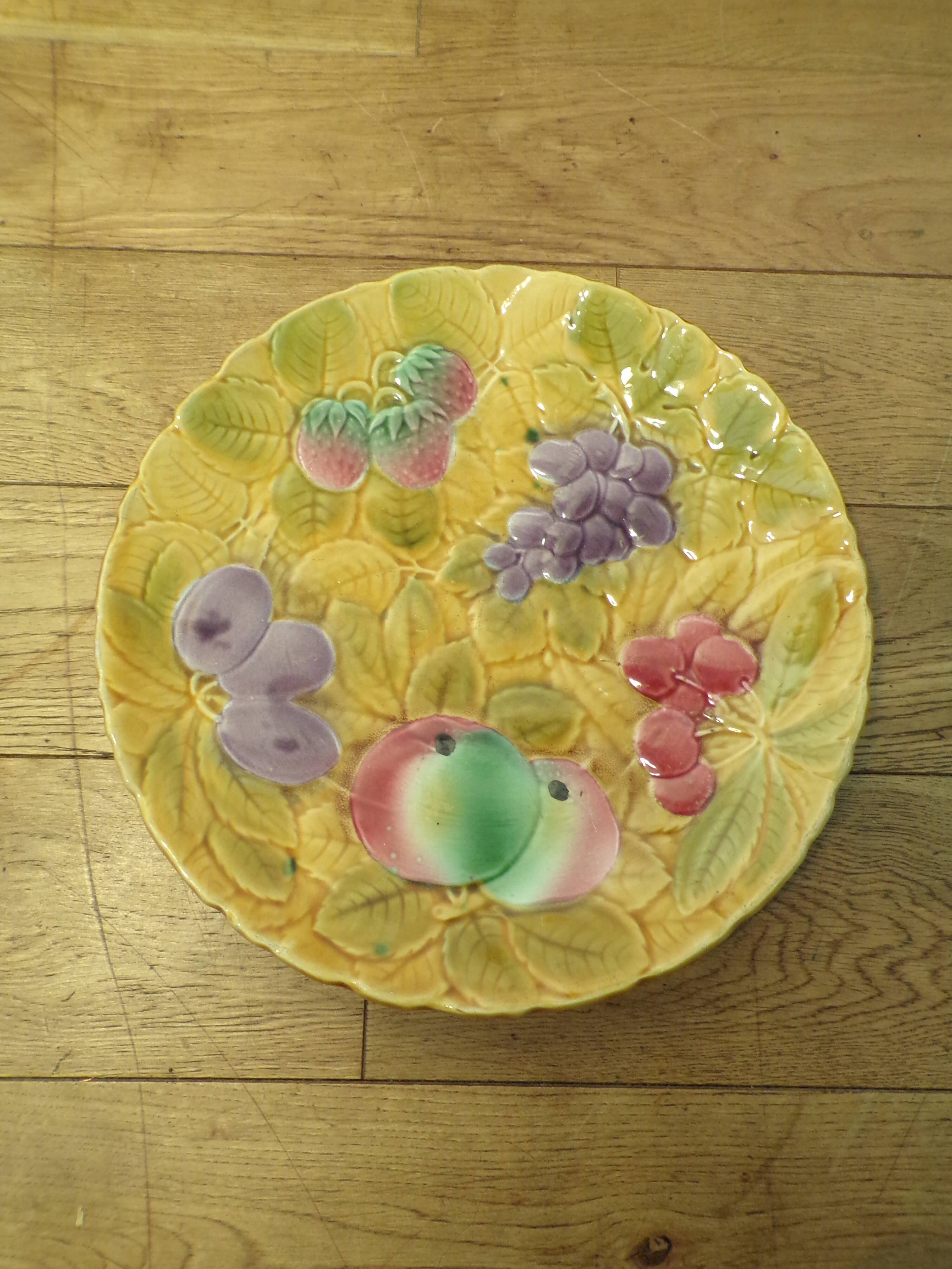 Sarreguemines fruit-decorated barbotine dish Ø30cm