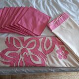 Off-white rectangular cotton tablecloth fuchsia pink patterns 150X250 and 8 pink towels