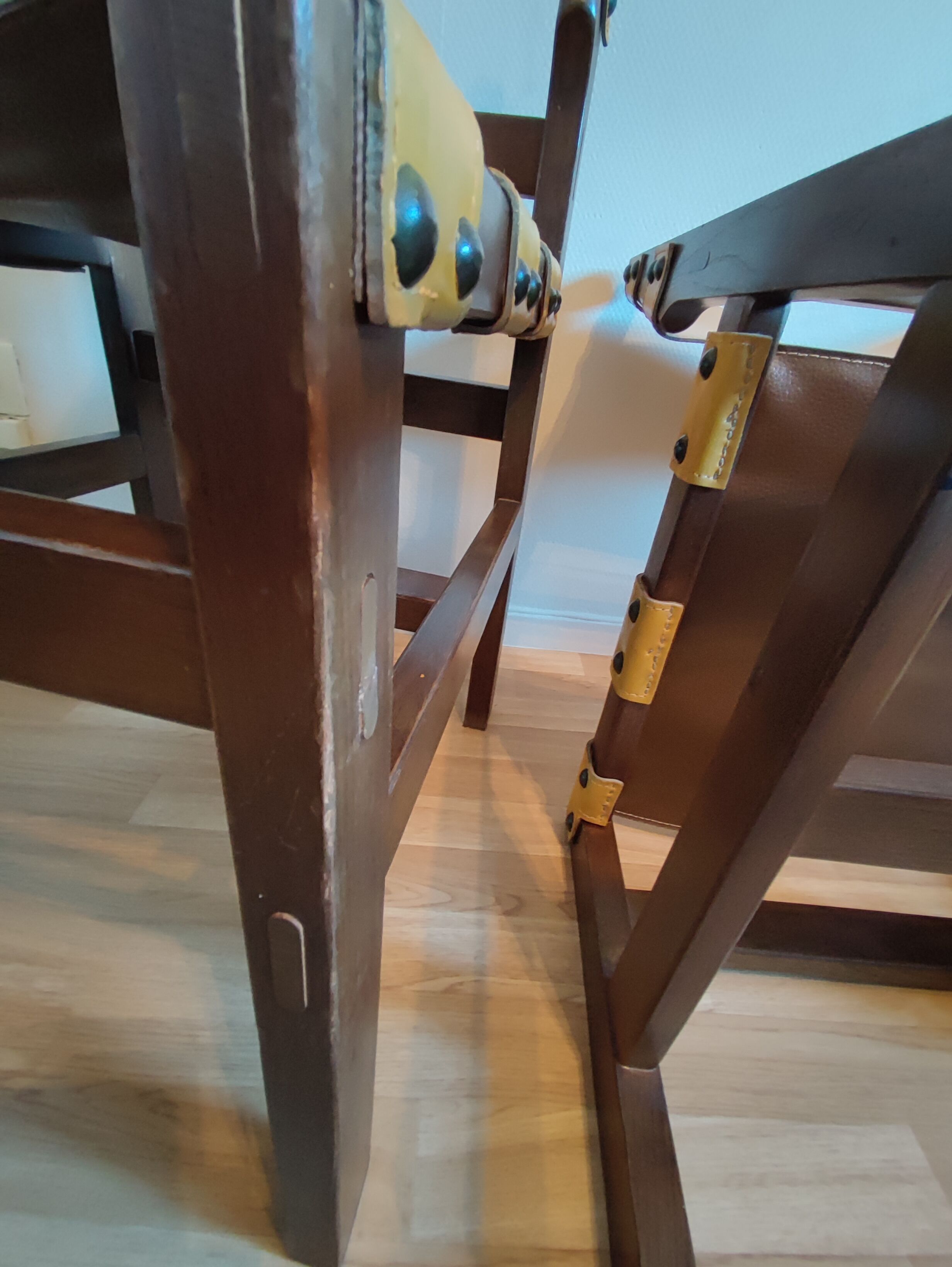Chaises bois et cuir des années 70