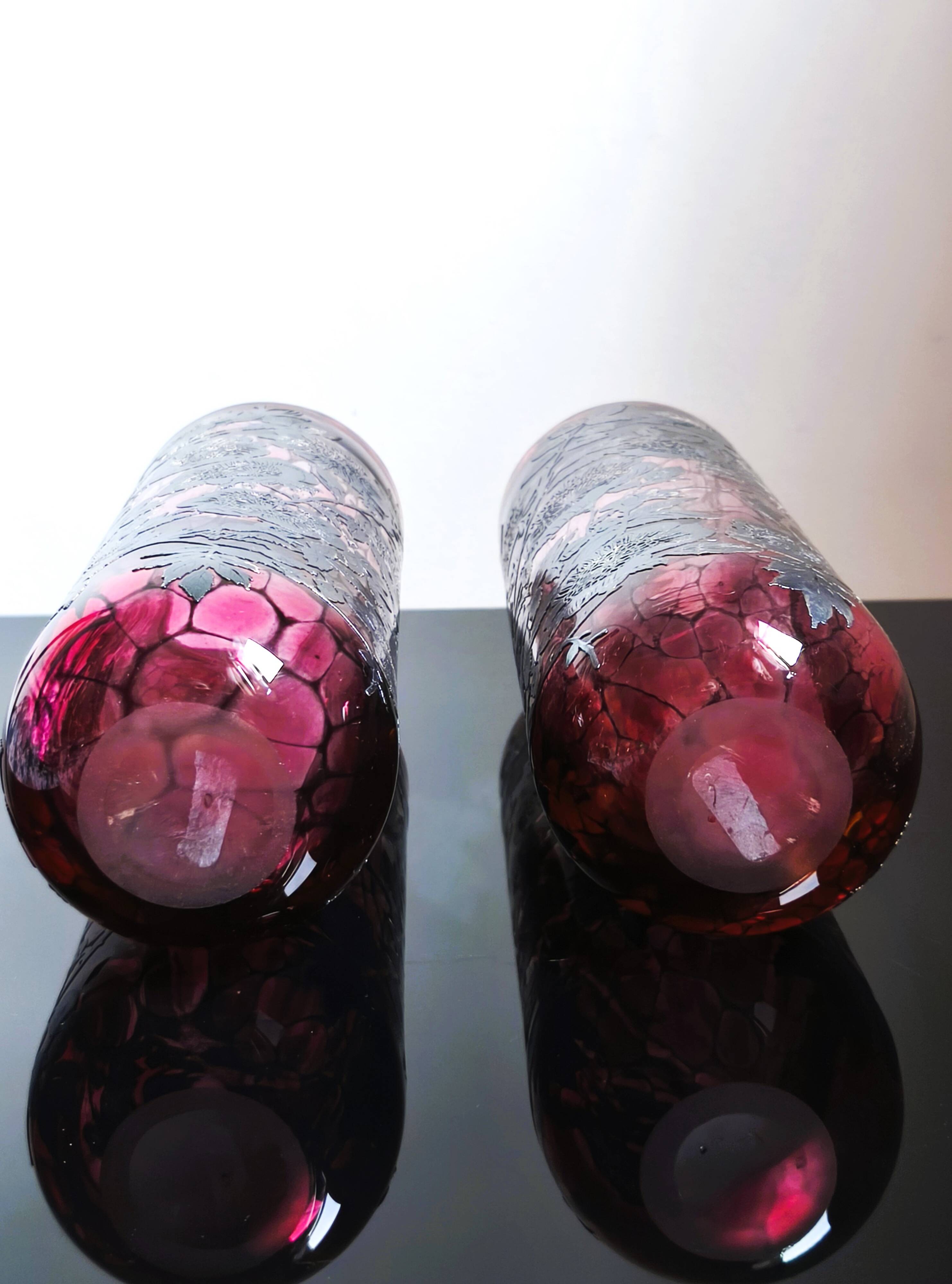 Paire de vases Laugharne avec revêtement en argent, en verre soufflé à la main de couleur rubis marbré.