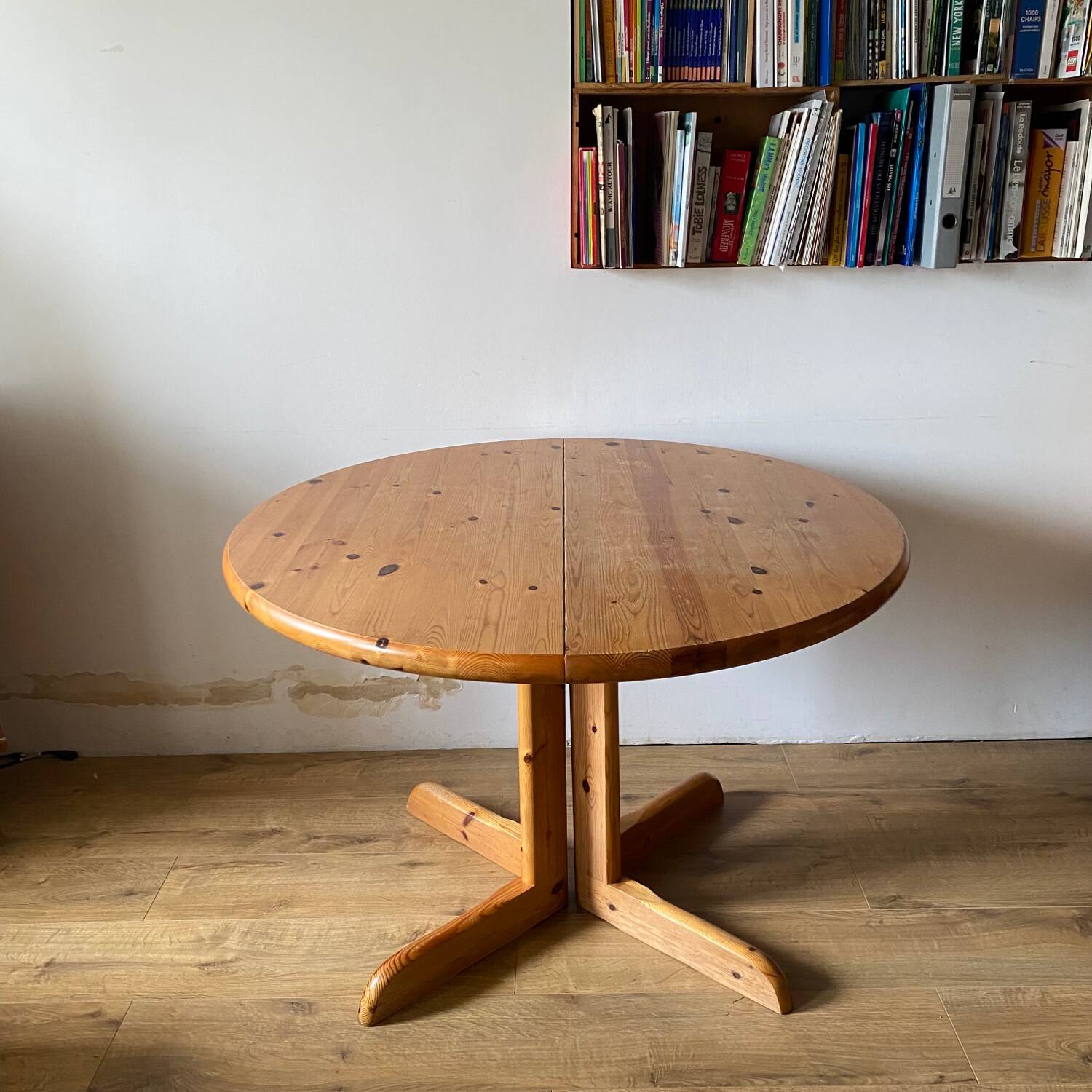 Round solid pine dining table with 2 extensions