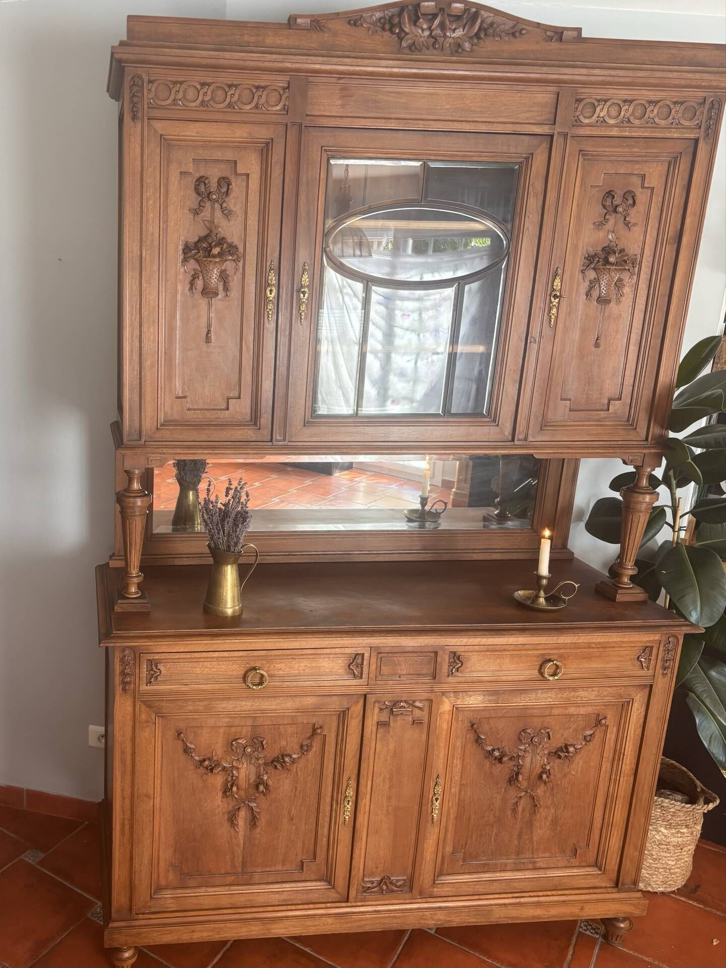 Buffet deux corps en style Louis XVI en chêne sculpté avec miroir – Born