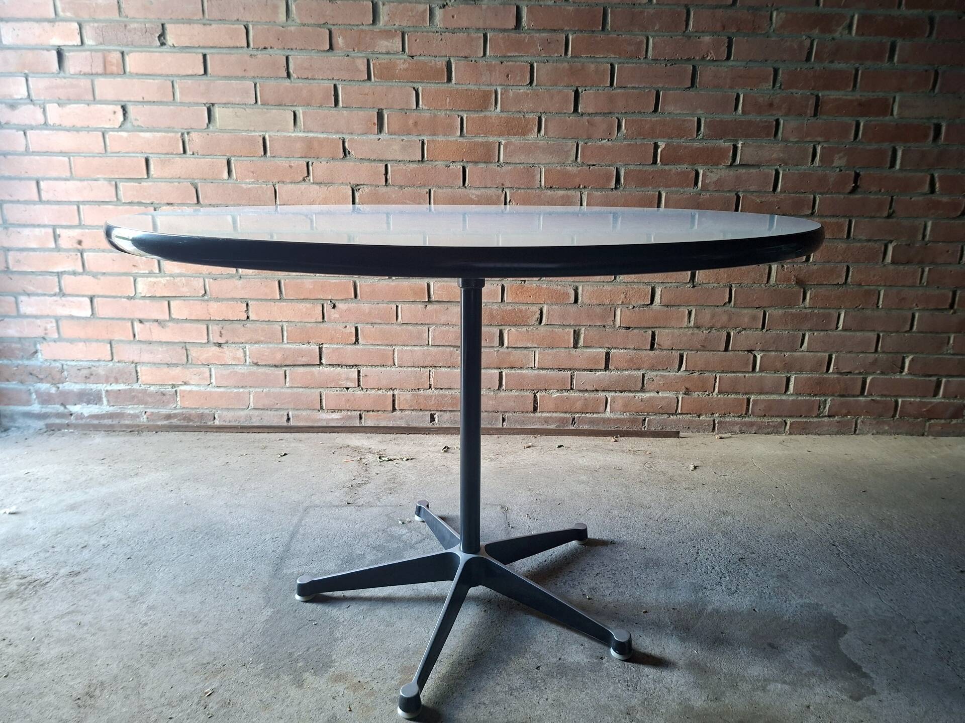 Table Eames 650