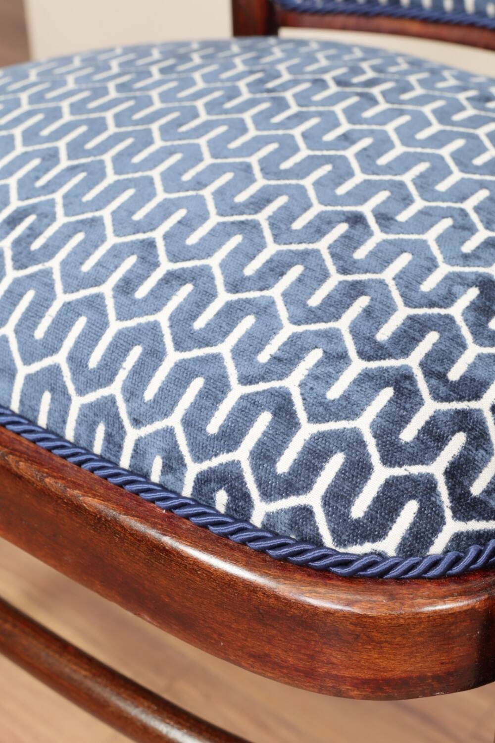 Thonet living room set, in wood and blue jacquard, 1910