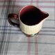 Vase vintage en barbotine en forme de pichet