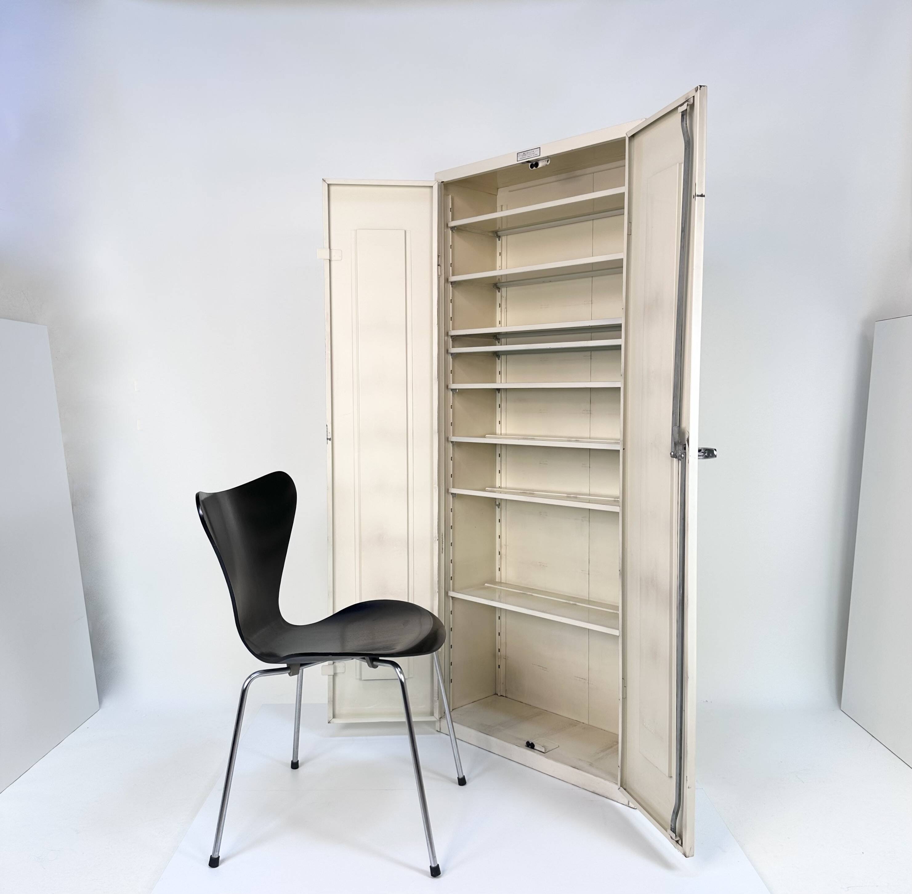 Armoire médicale industrielle robuste en métal avec 8 étagères amovibles, Allemagne 1960