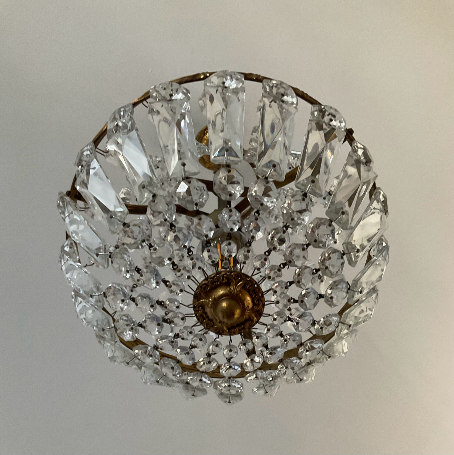 Balloon chandelier in bronze and pendants