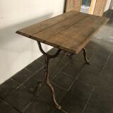 Table de bistrot ancienne avec pieds en fonte et plateau en bois