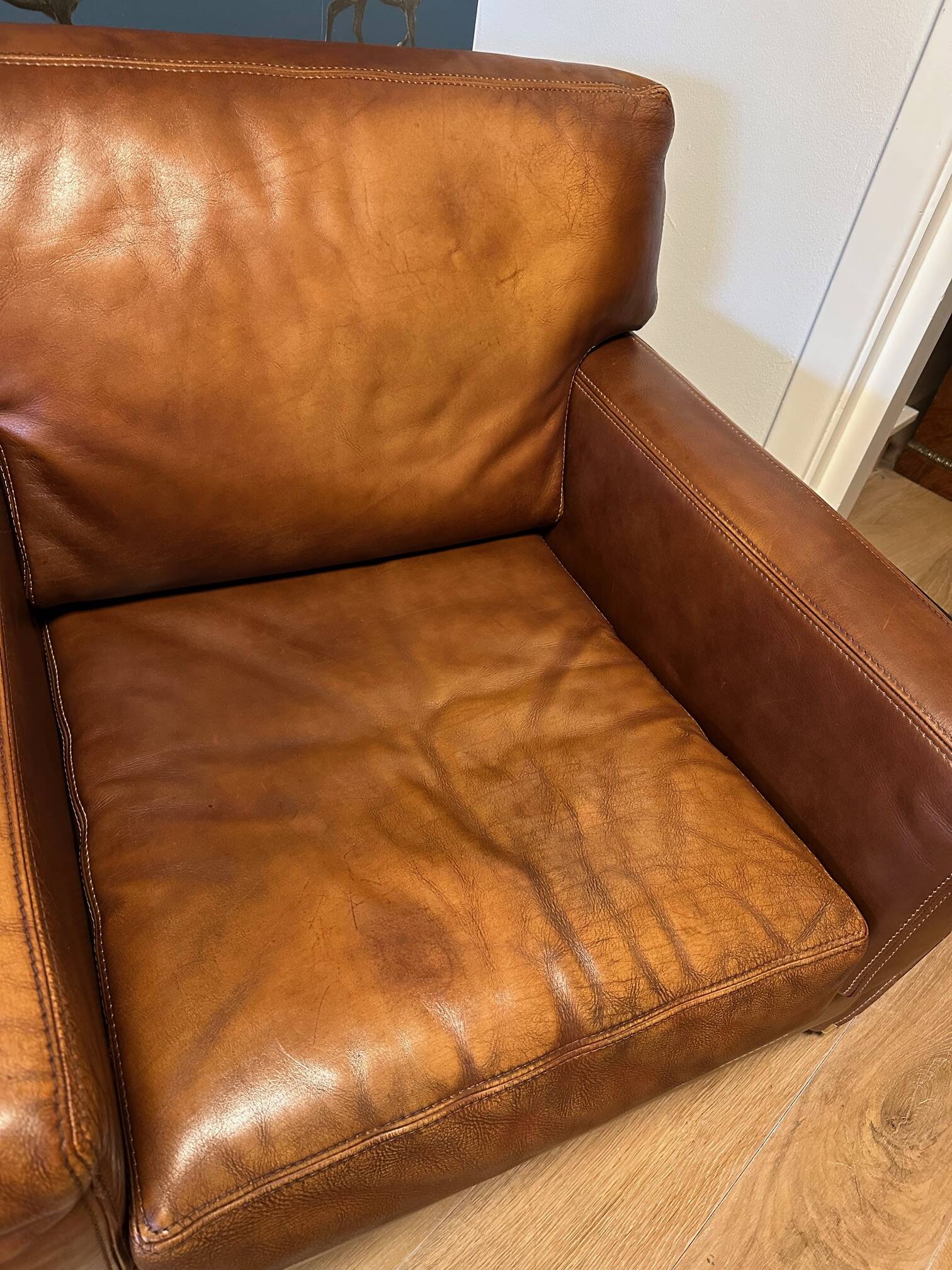 Ensemble de deux fauteuils en cuir de buffle.