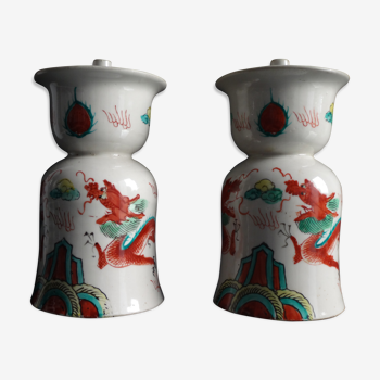 Paire de bougeoirs porcelaine Chine aux dragons vers 1900