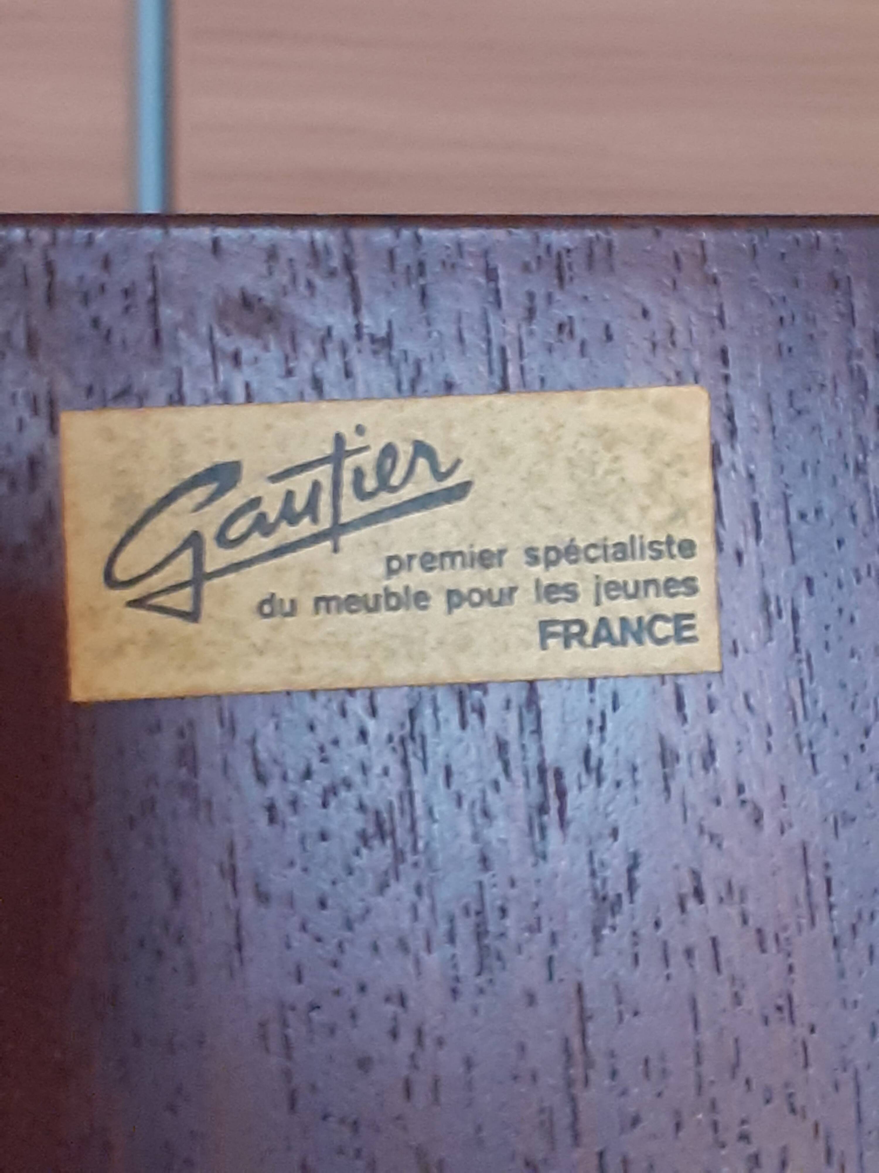 Secrétaire avec penderie aménagée avec des étagères