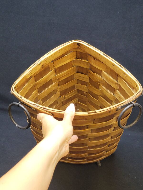 Ancienne corbeille vintage en bois tressé d'angle porte parapluie / panier