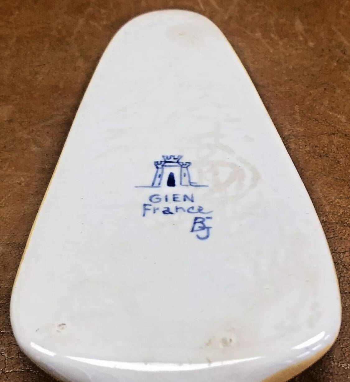 Antique Gien Renaissance cake shovel, blue background, 1941/1950