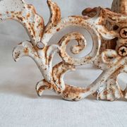 Bougeoir mural en fonte ancienne décor oiseau et volutes