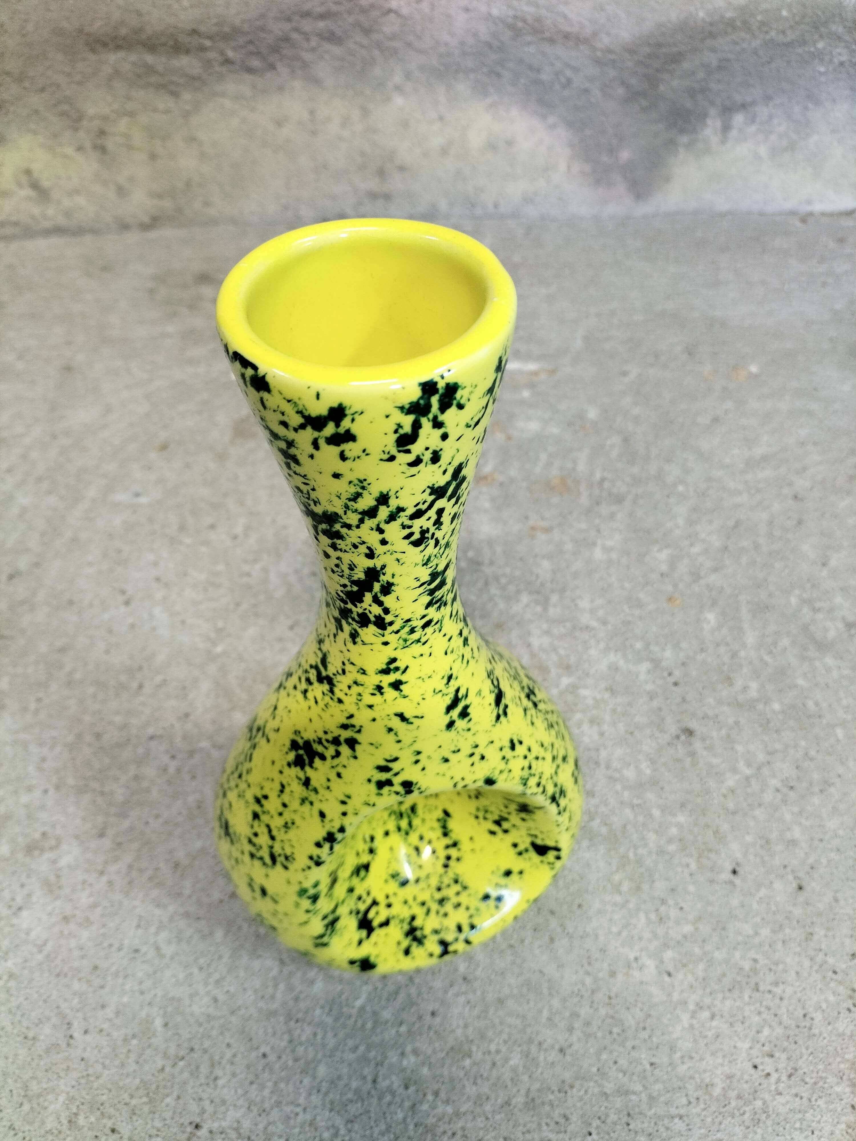 Vase en céramique jaune aux éclats verts