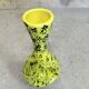 Vase en céramique jaune aux éclats verts