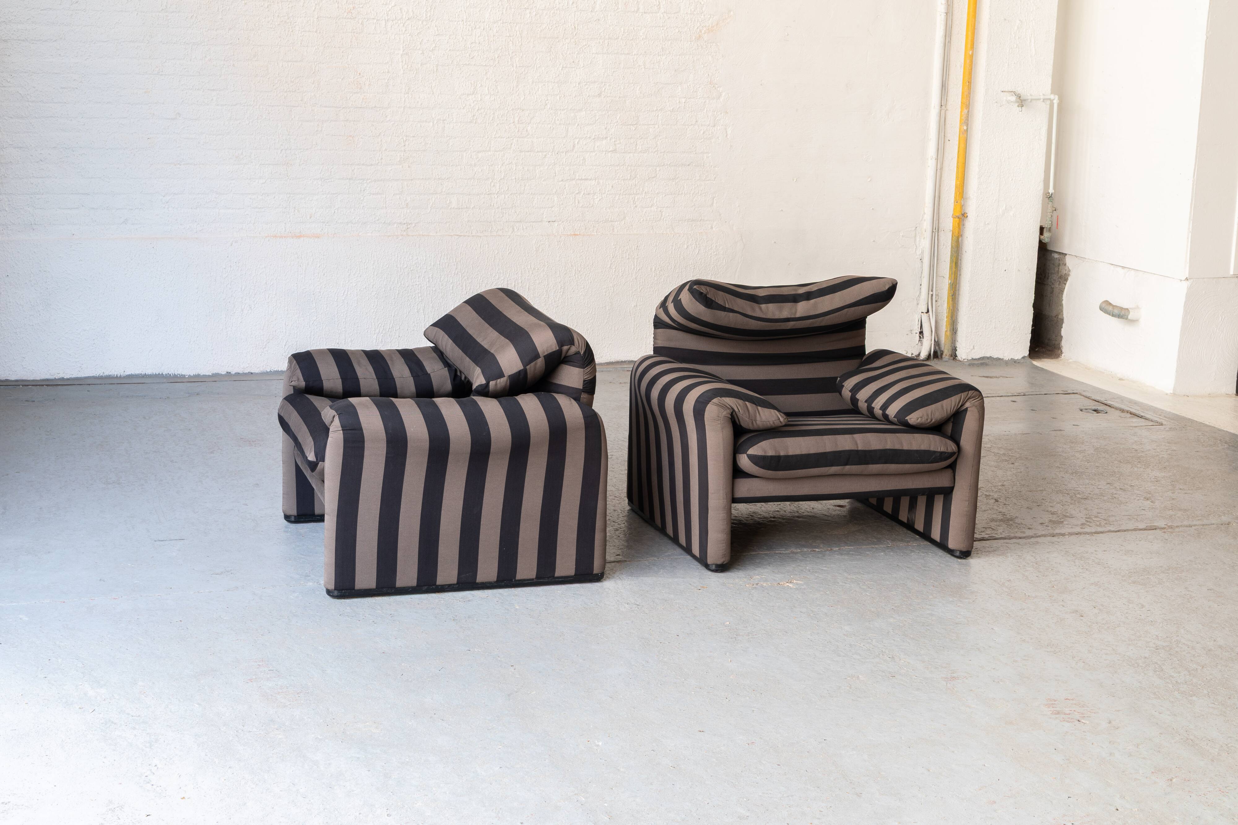 Set of 2 easy chairs 'Maralunga' by Vico Magistretti