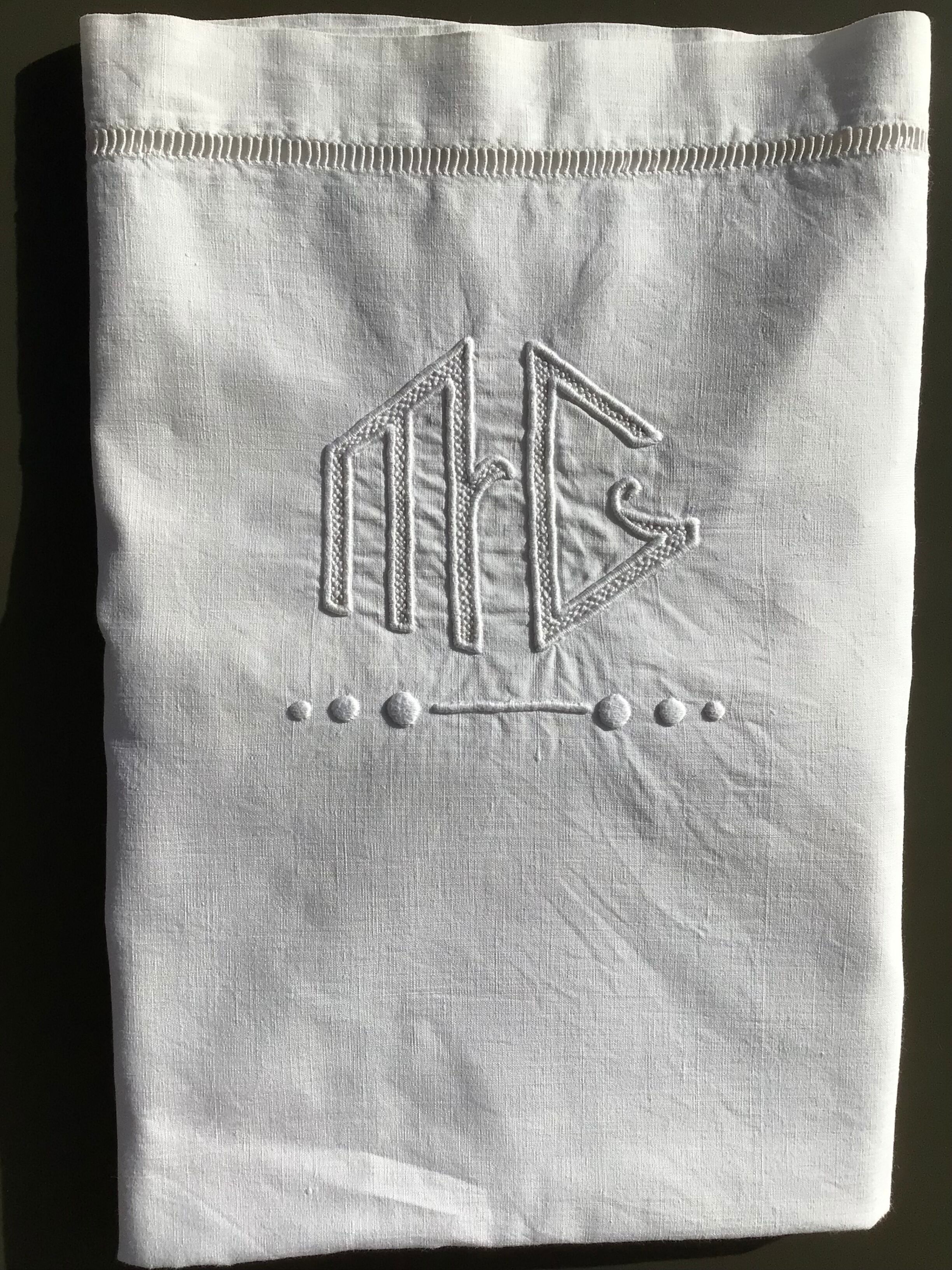 Embroidered pillowcase MC daytime relief pellets Métis scale