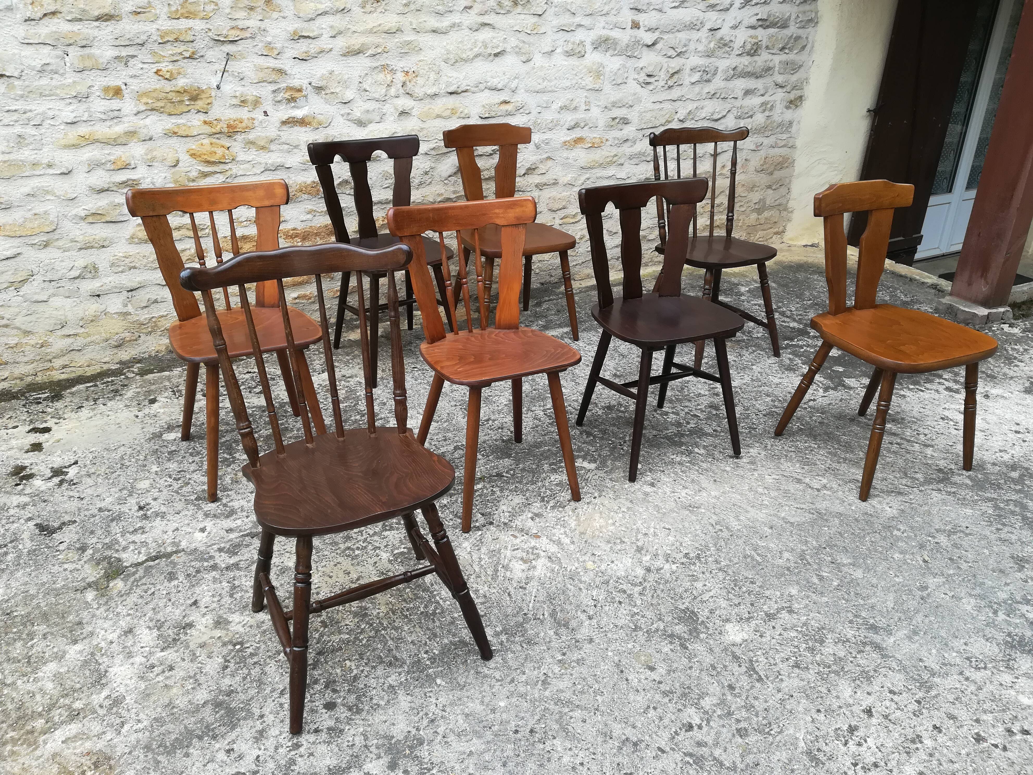 Chaises de bistrot dépareillées