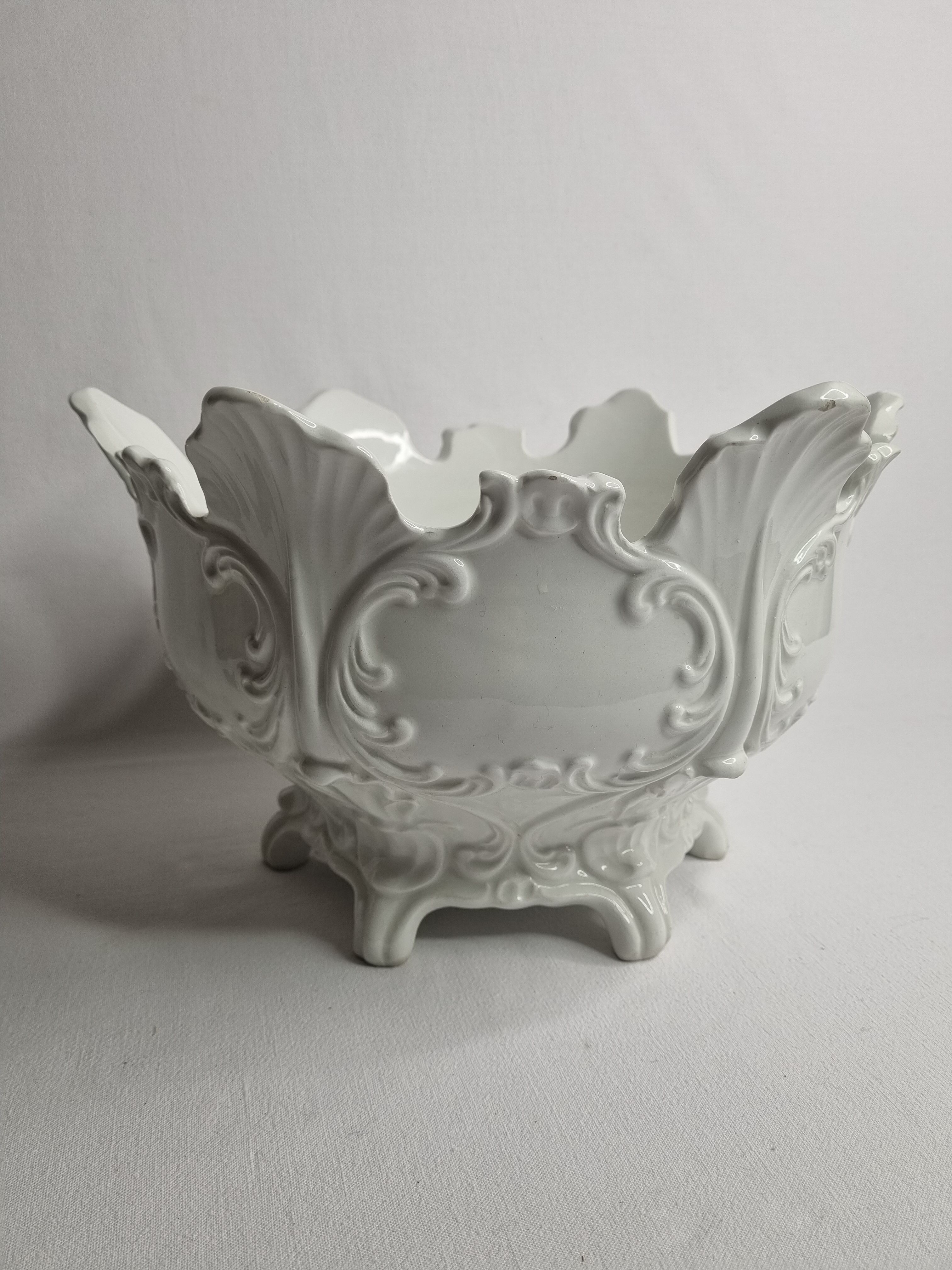 Enamelled white ceramic pot cover