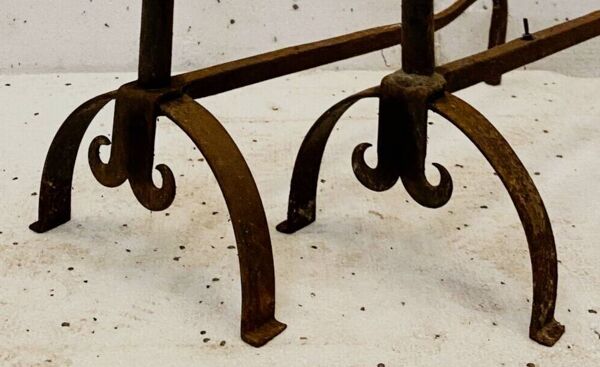 Paire de chenets porte buches en fer forgé XX siècle