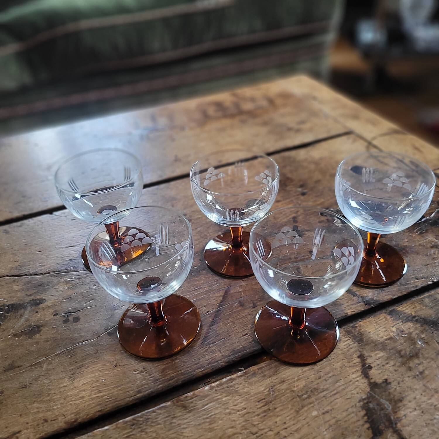 Engraved wine glasses with amber feet, 60s France